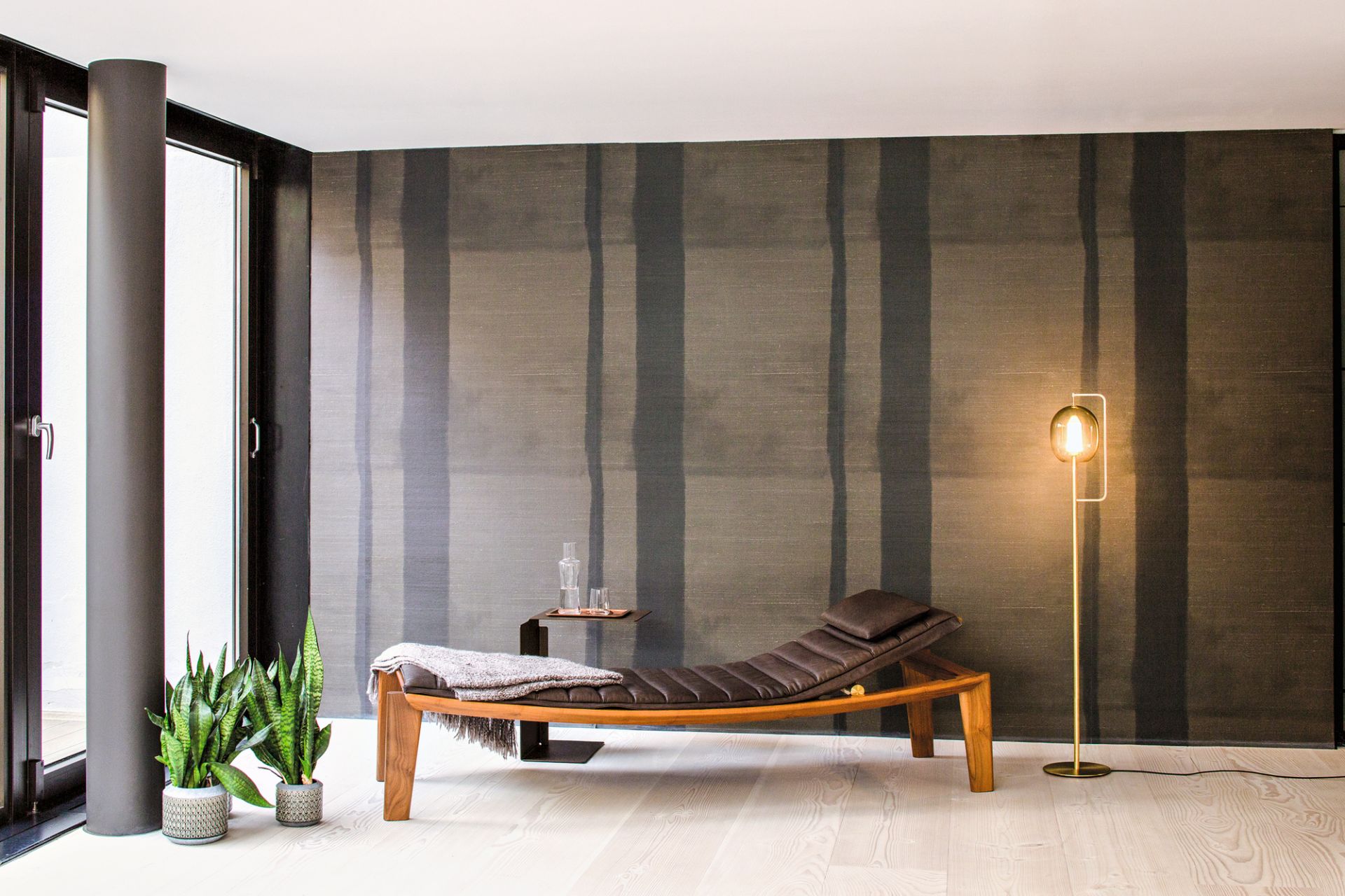 Lantern Light Stehleuchte hoch Messing von ClassiCon neben Liege und Zimmerpflanzen im Raum.