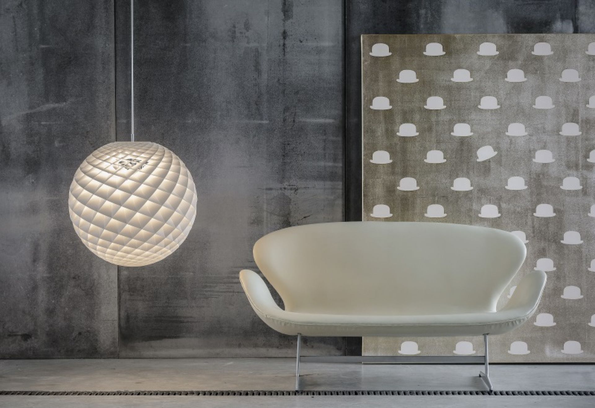 Patera Pendelleuchte von Louis Poulsen, kugelförmige Designerlampe mit geometrischem Muster, modernes Wohnzimmer.