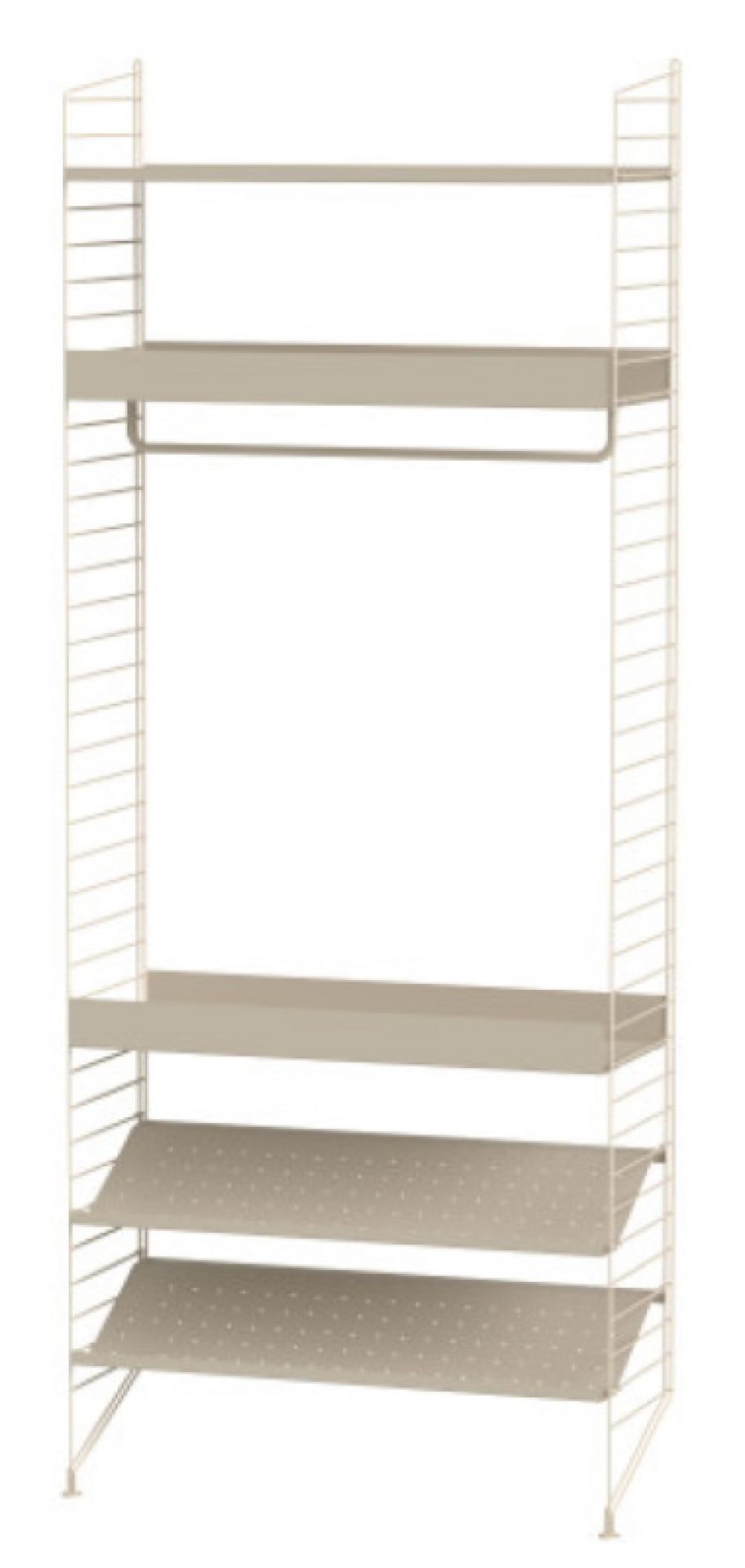 Beiges String Regalsystem für Schlafzimmer mit Regalböden und Kleiderstange. Bodenstehendes Regal.