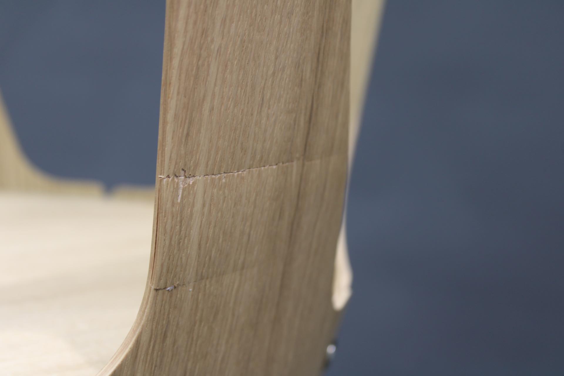 Detailaufnahme: Beschädigung am In Between Barstool Barhocker aus geölter Eiche. Mängelexemplar.