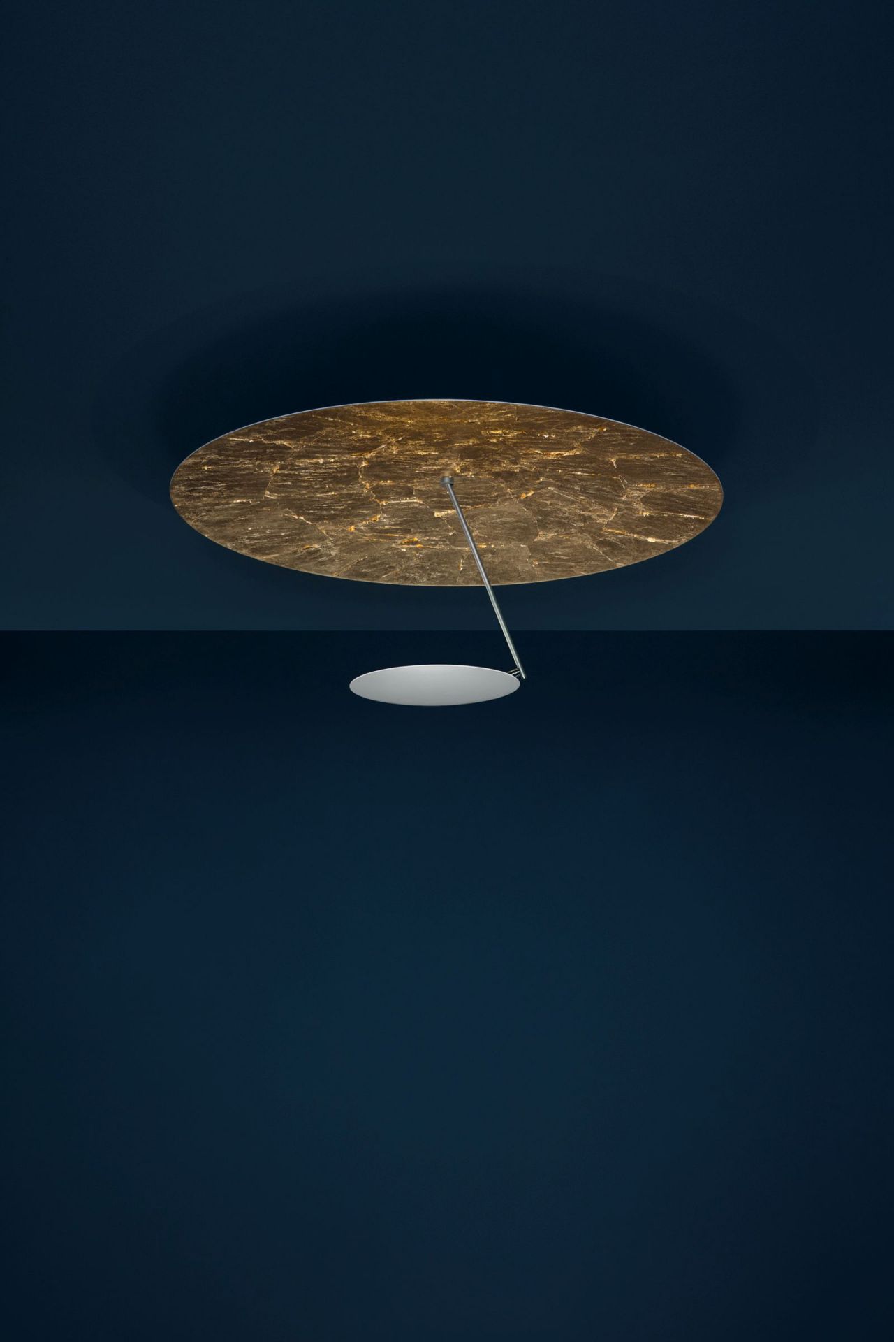 Catellani & Smith Lederam C180 Deckenleuchte mit goldener Scheibe und minimalistischem Design.