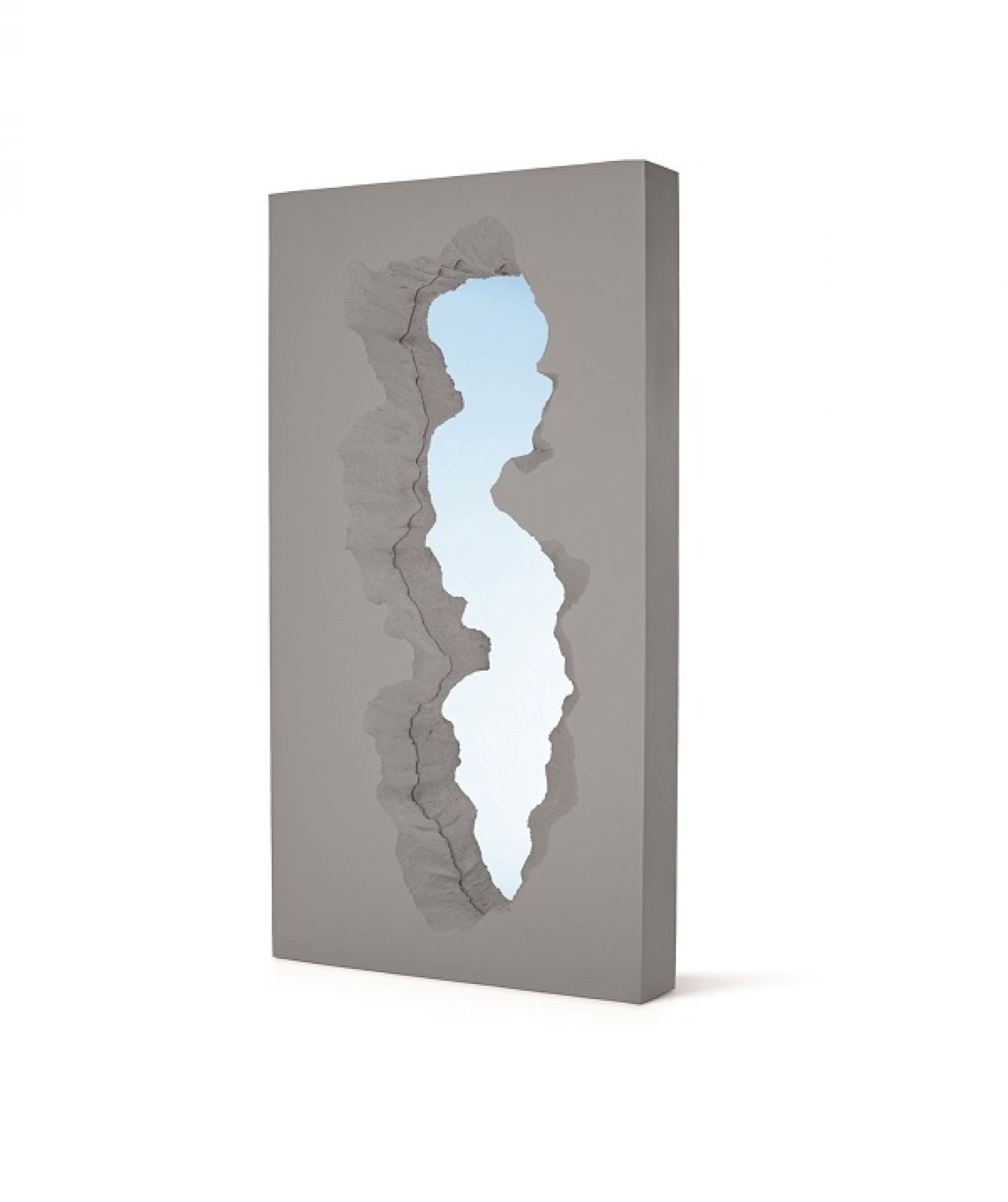 Grauer "Broken Mirror" Spiegel von Gufram mit rissförmiger Spiegelung des Himmels. Design Spiegel für Wanddekoration.