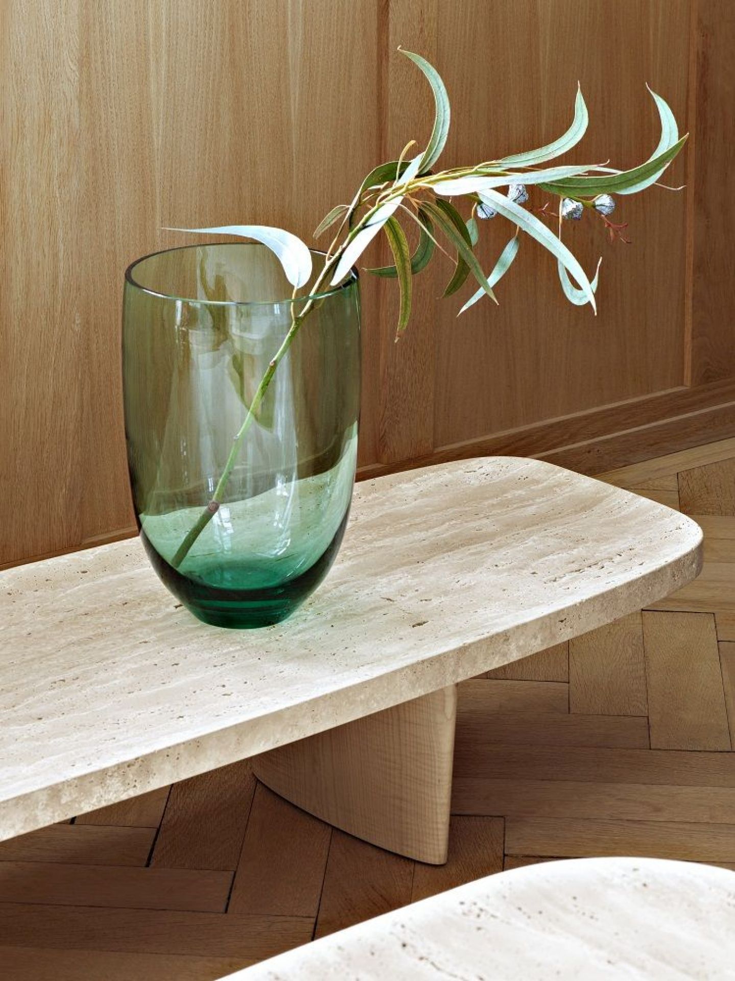 Classicon Beistelltisch Matéria Long Table mit grüner Vase und Zweig, modernes Möbeldesign für Wohnzimmer.