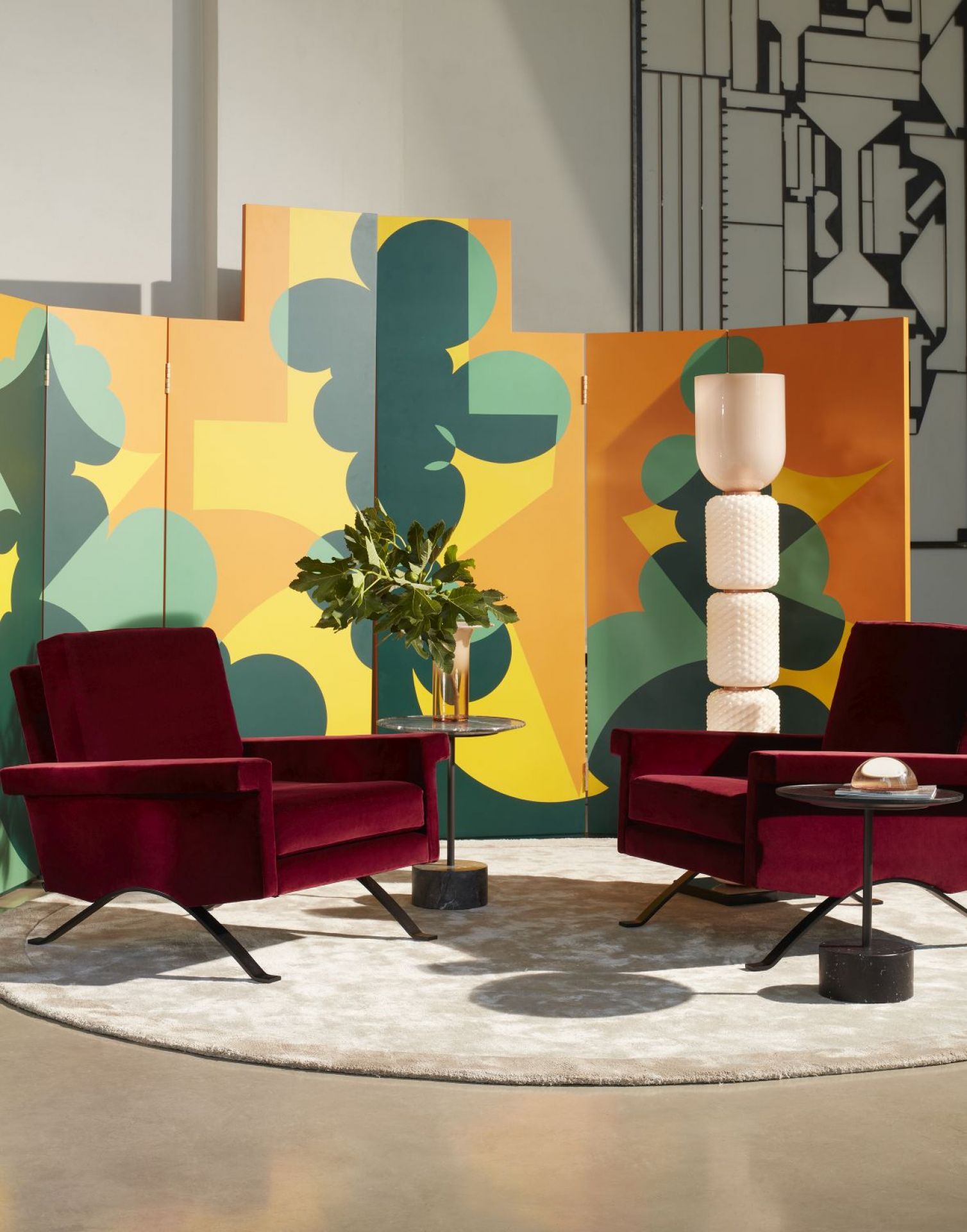 Innenraum mit zwei roten Sesseln und Cassina Ficupala Stehleuchte im Hintergrund.