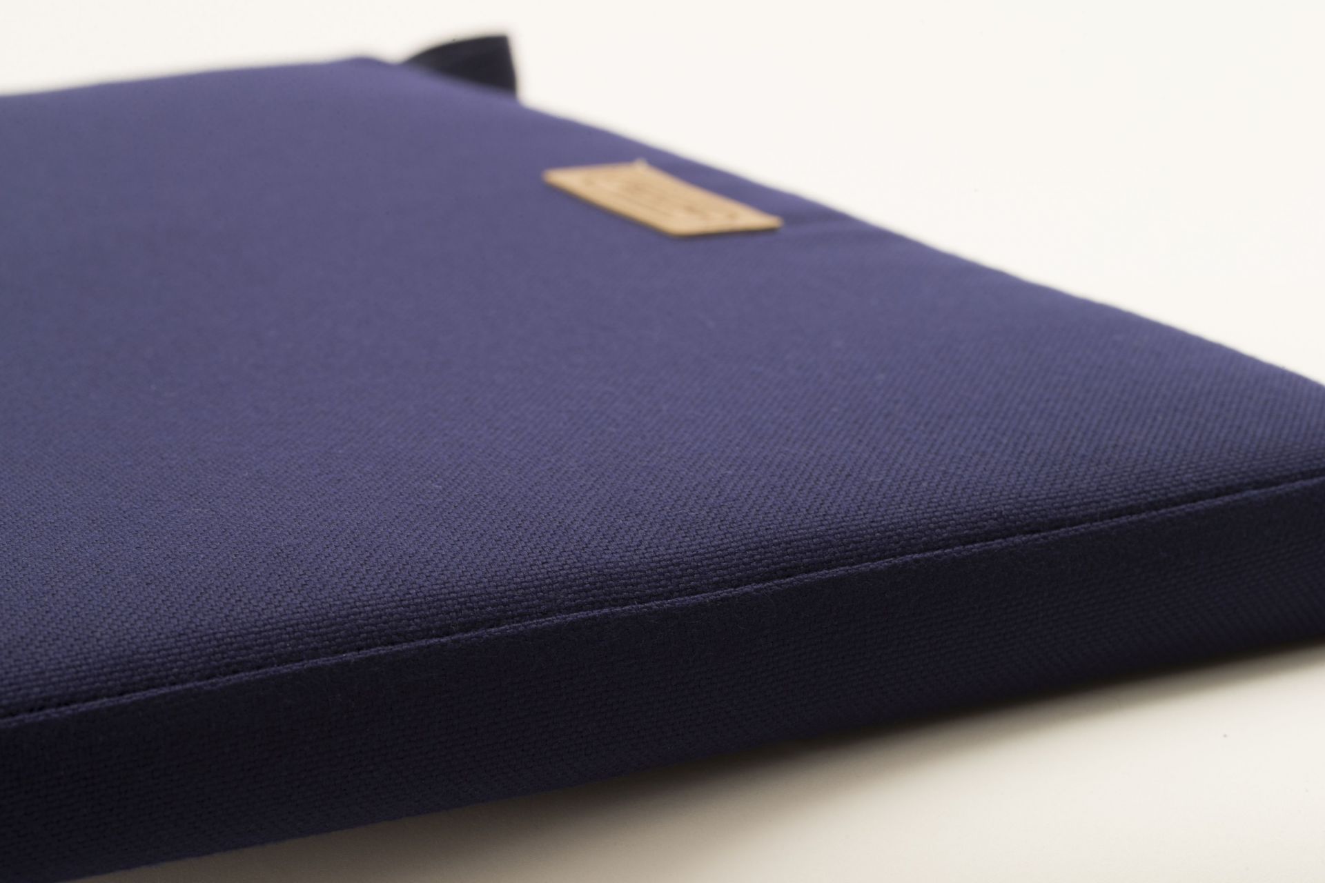 Nahaufnahme des blauen Sitzkissens für Grythyttan Armlehnstühle, bequemes Polster für Gartenmöbel.