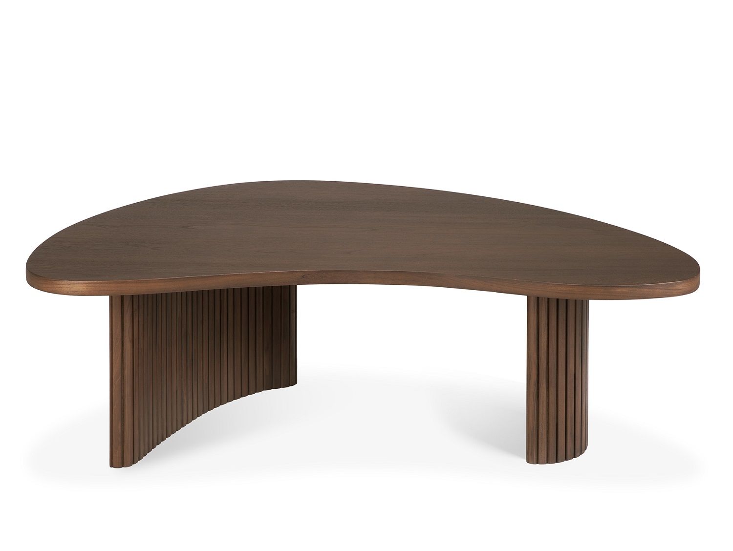 Boomerang Couchtisch von Ethnicraft in Kieselform, aus dunklem Holz mit geriffelten Beinen.