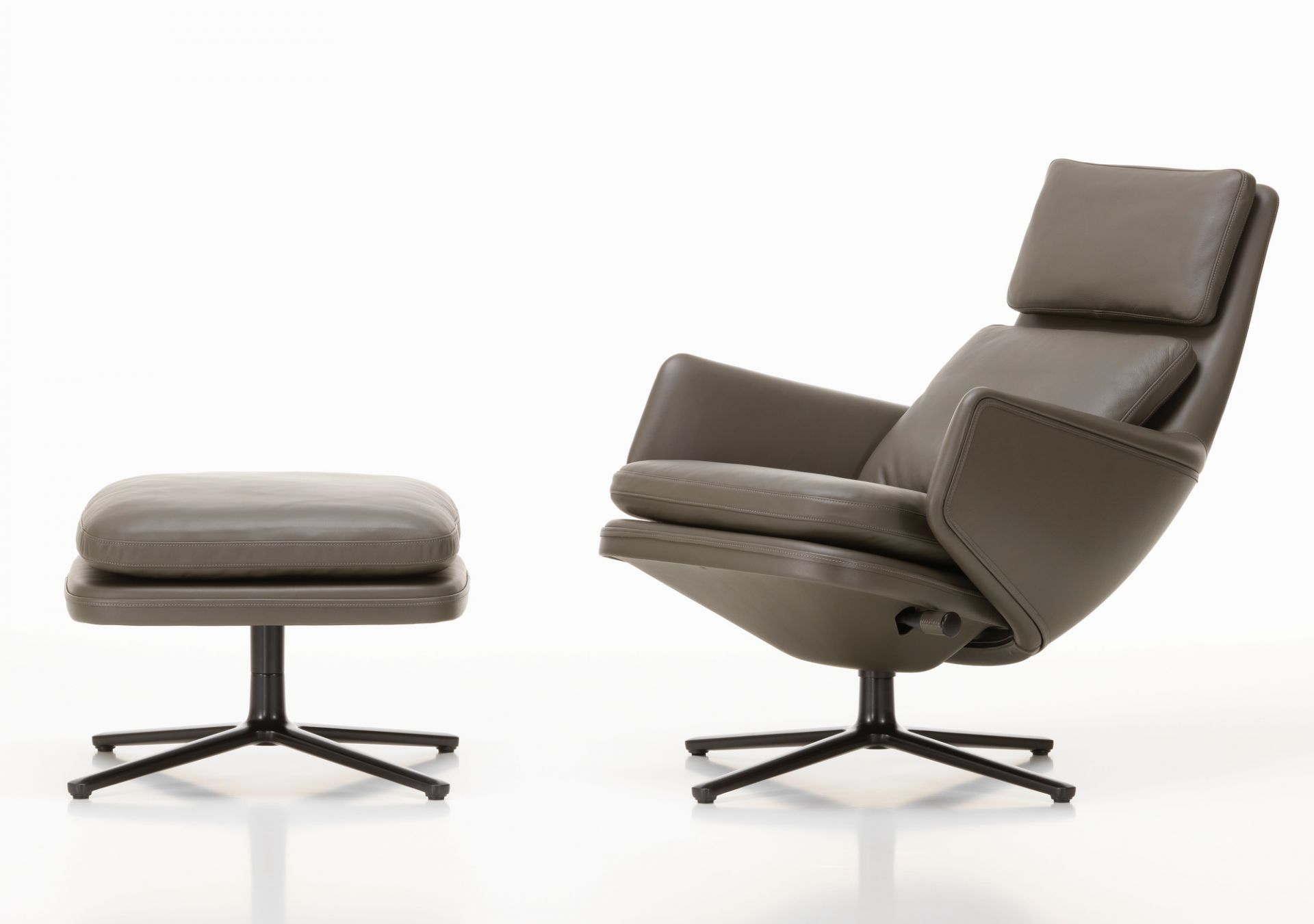 Vitra Grand Relax Sessel mit Ottoman in braunem Leder auf weißem Hintergrund.