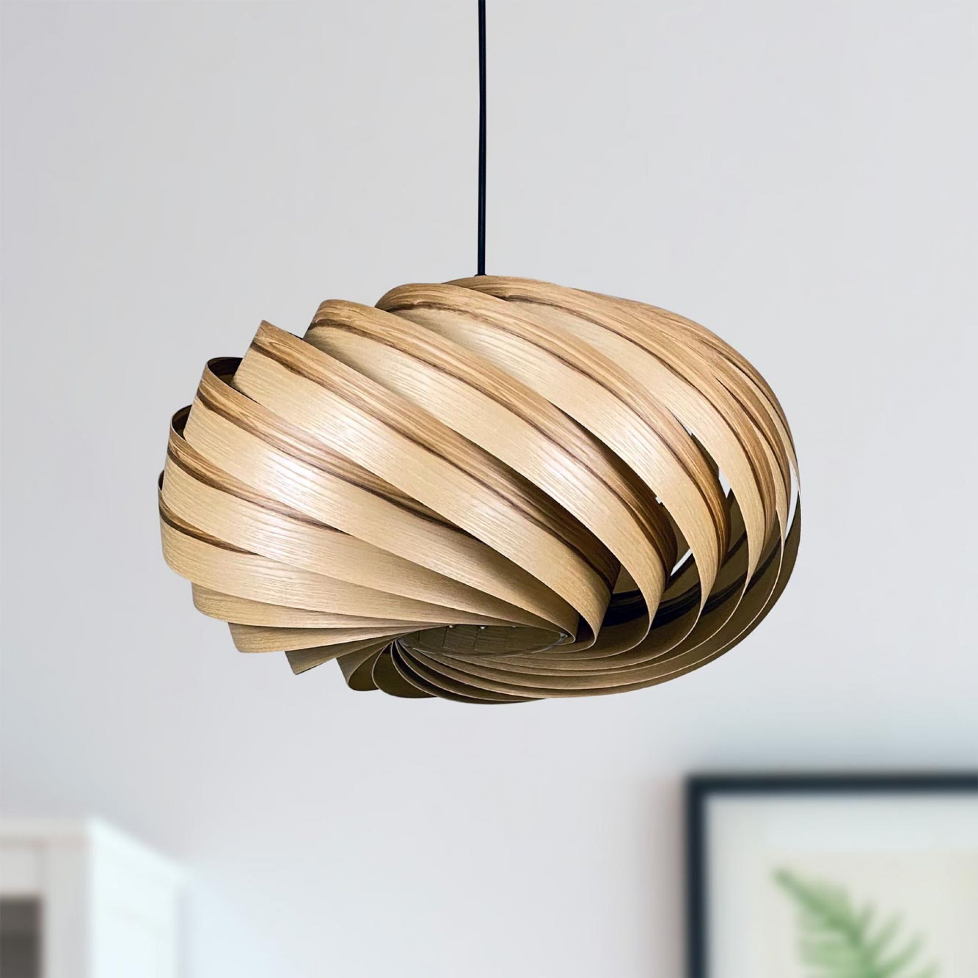 Quiescenta Hängeleuchte aus Olivesche: Moderne Holzlampe mit spiralförmigem Design für stilvolle Beleuchtung.