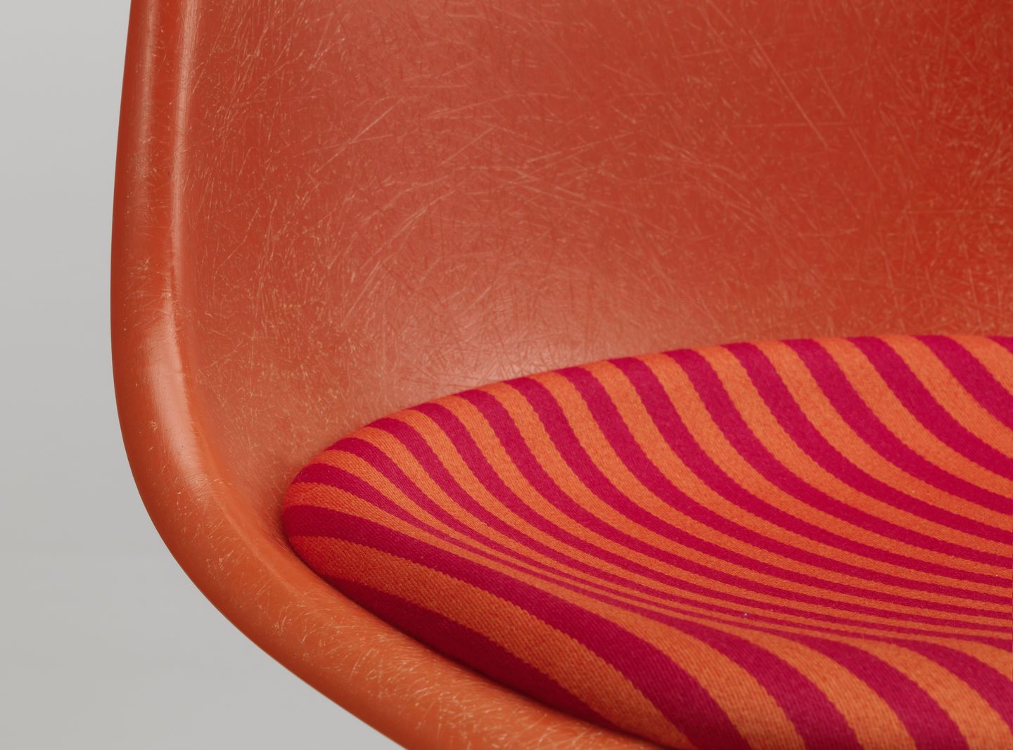 Eames Fiberglass Side Chair La Fonda Rot Orange Vitra LIMITED EDITION 