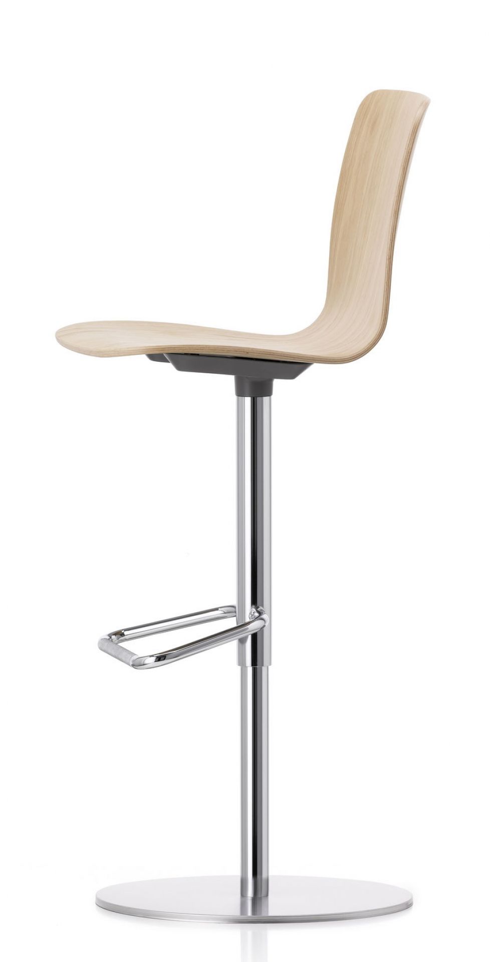 Vitra Hal Ply Barstool: Hocker aus hellem Holz mit Chromgestell und Fußstütze.