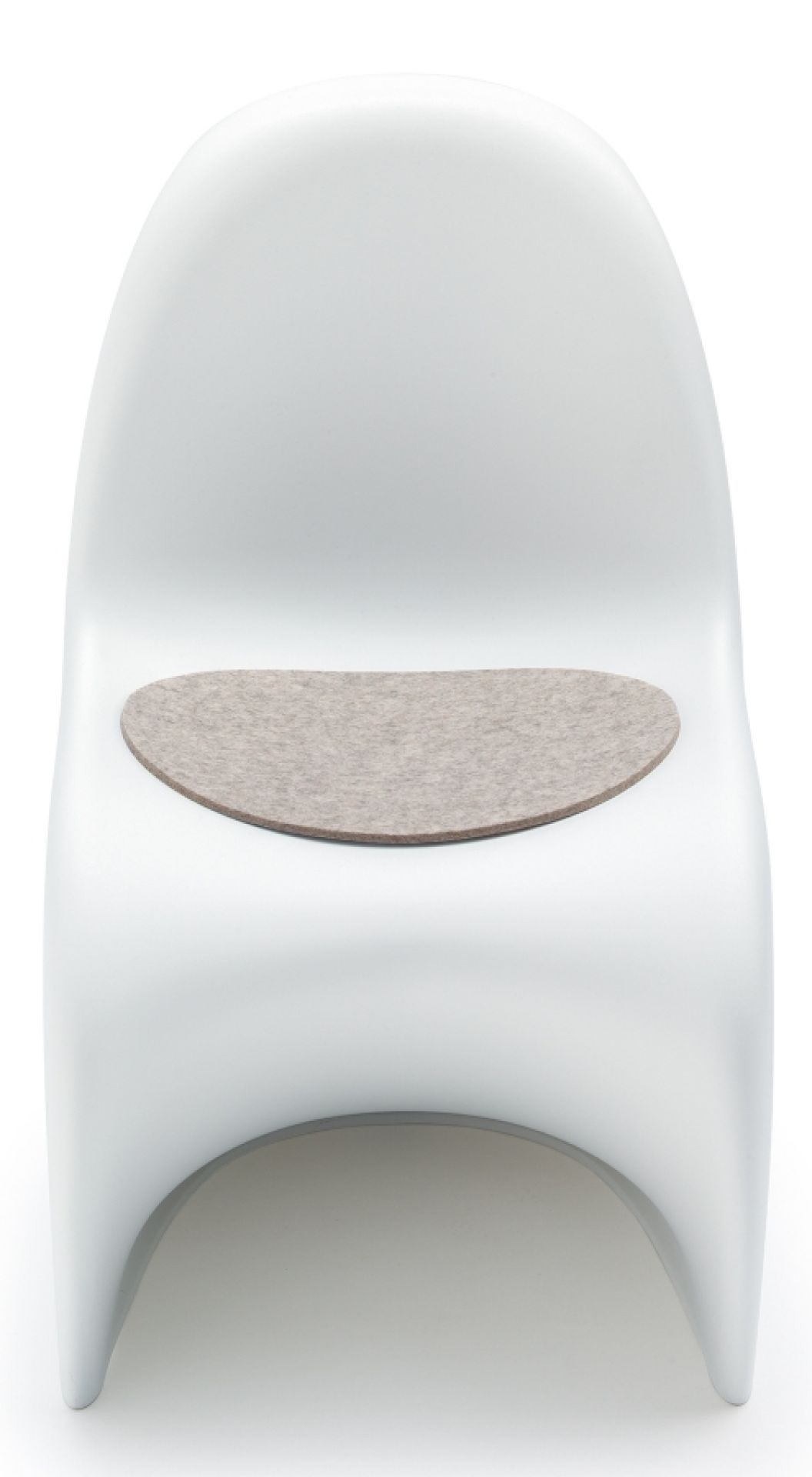 Helle, melierte Hey Sign Filz Sitzauflage für Panton Junior Stuhl auf einem weißen Stuhl.