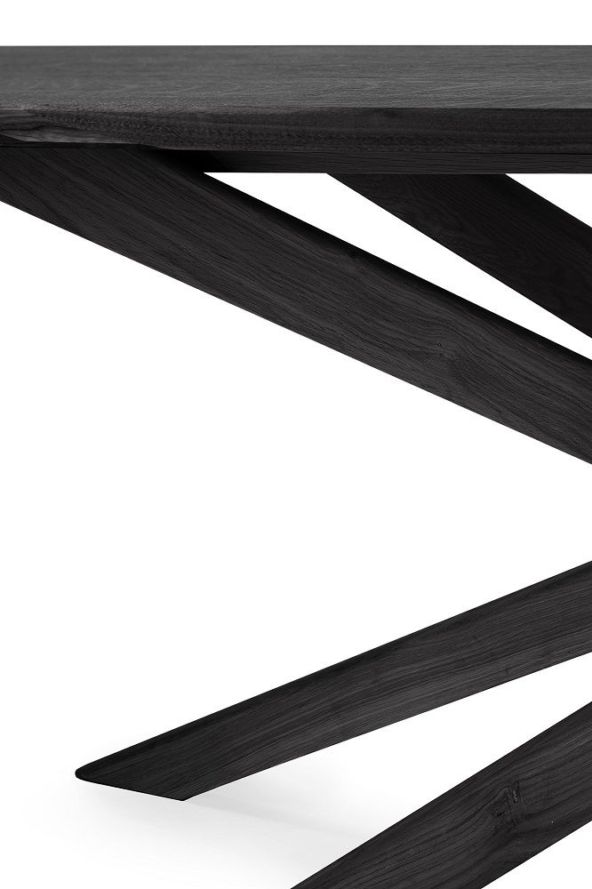 Detailaufnahme des Mikado Esstischs von Ethnicraft: Schwarzes Eichenholz und einzigartiges Design.