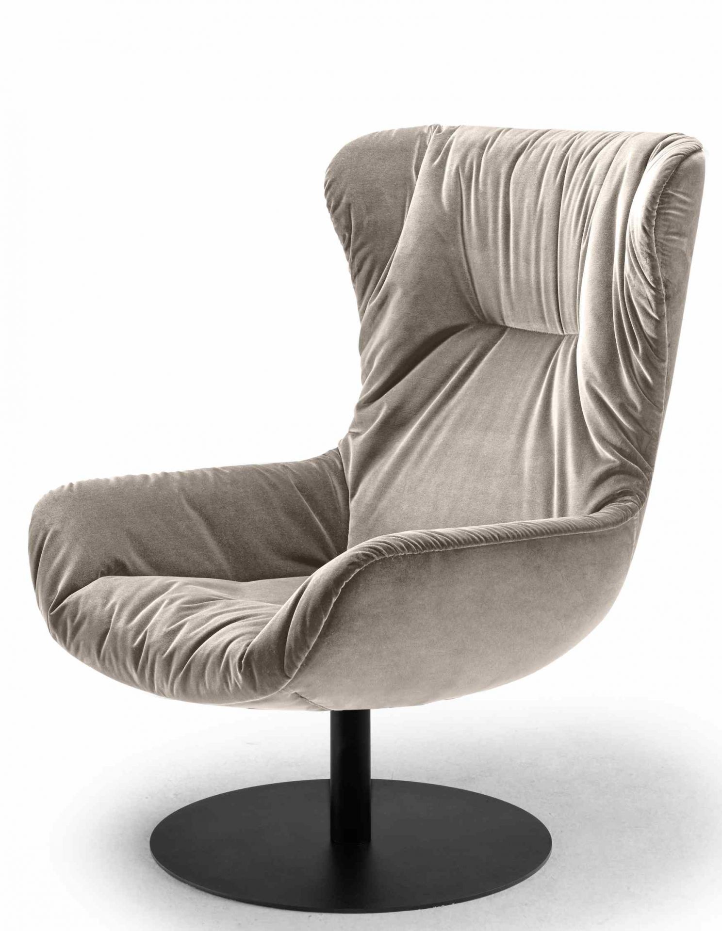 Leya Ohrensessel mit Wingback von Freifrau Manufaktur in Beige mit schwarzem Fuß.