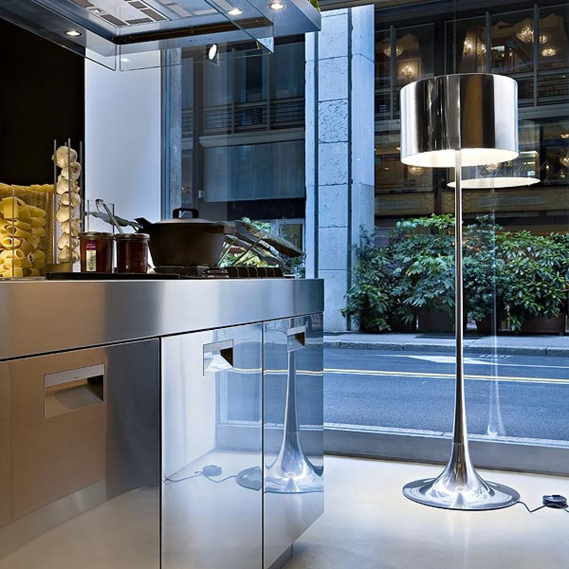 Silberne Spun Light Stehleuchte von Flos im modernen Küchenambiente, Designleuchte für Wohnraumbeleuchtung.