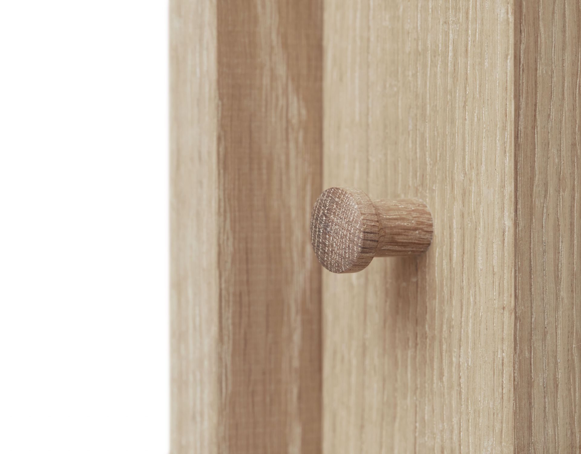 Detailaufnahme des Foyer Garderobenständers von Form & Refine, aus geöltem Eichenholz mit Haken.