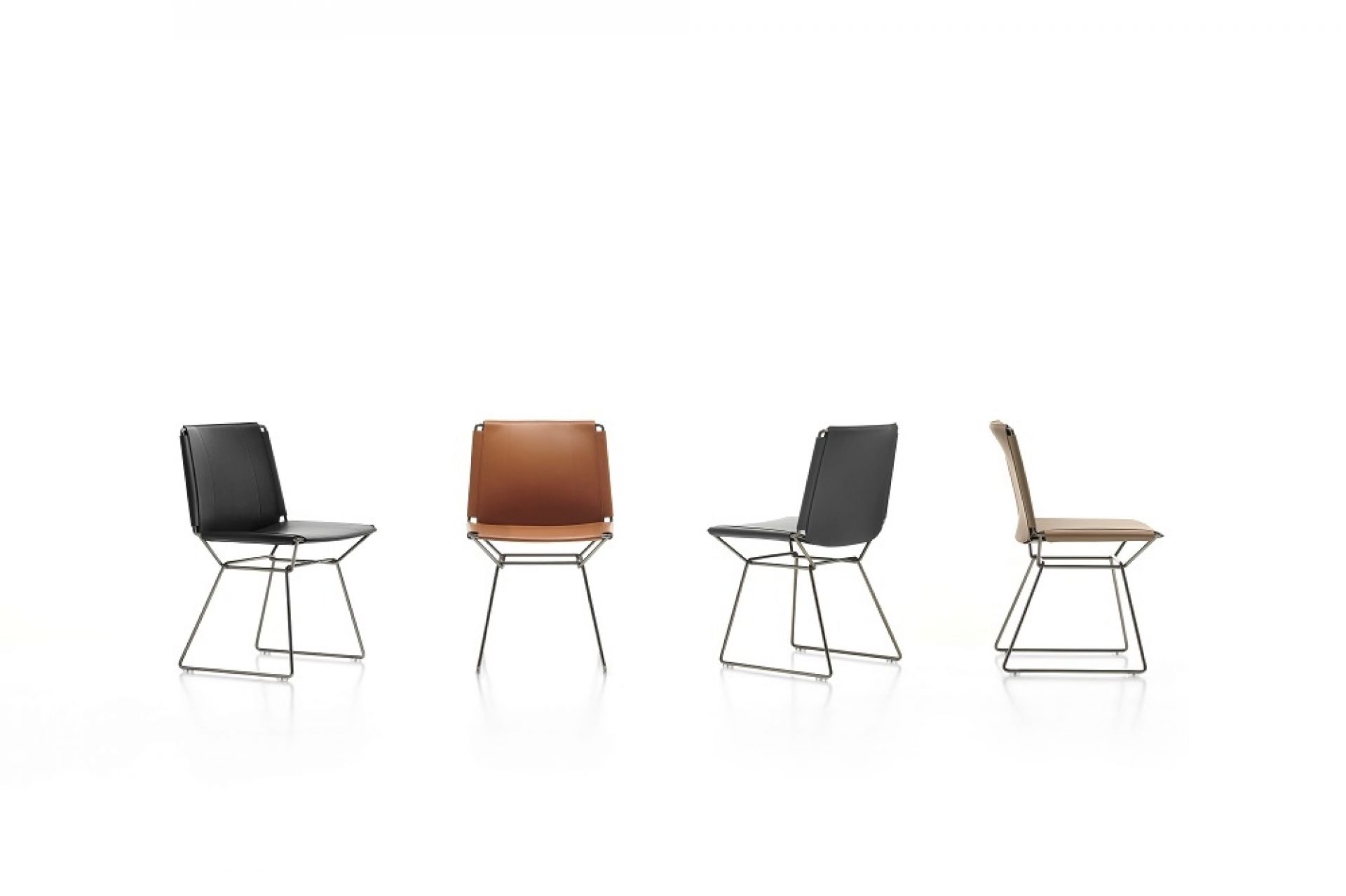 Vier moderne Neil Leather Chairs von MDF Italia in Schwarz und Braun.