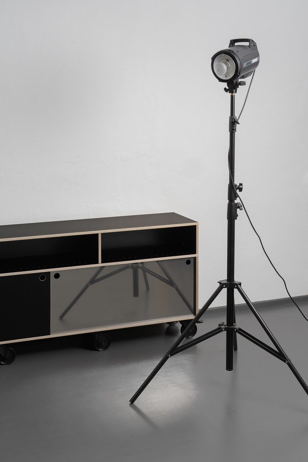 Egal Rockboard Sideboard von Nils Holger Moormann in Schwarz mit Rollen und Regalen.