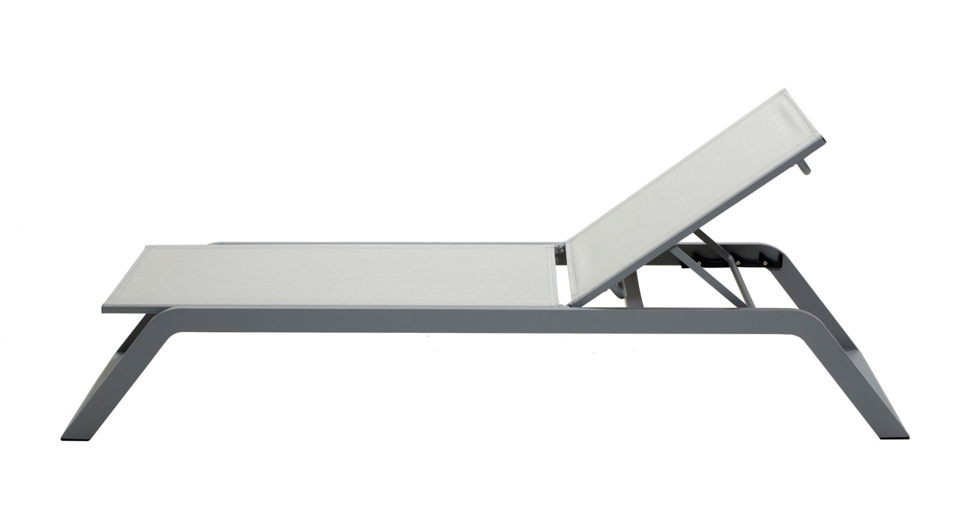 Helle Cane-Line Sonnenliege für den Garten, hellgraues Gestell und verstellbare Rückenlehne für optimalen Komfort.