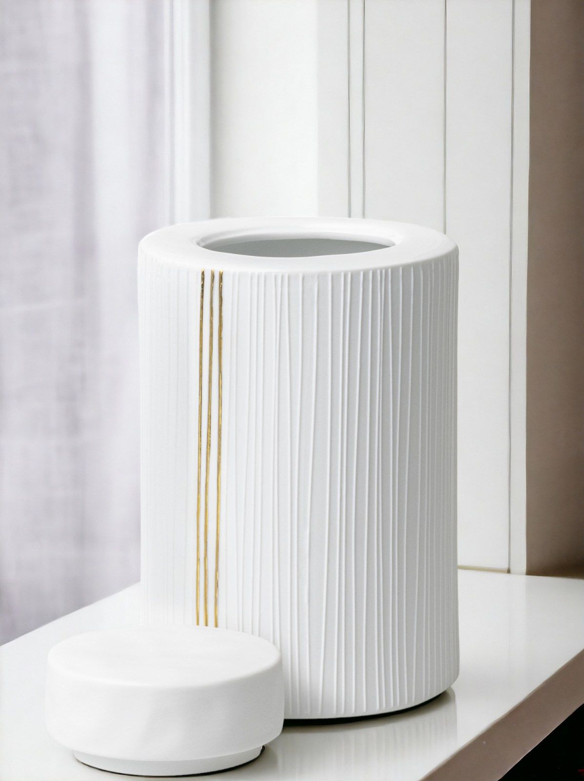 Weiße Porzellandose mit Streifen von Räder, inklusive Deckel, für stilvolle Aufbewahrung.