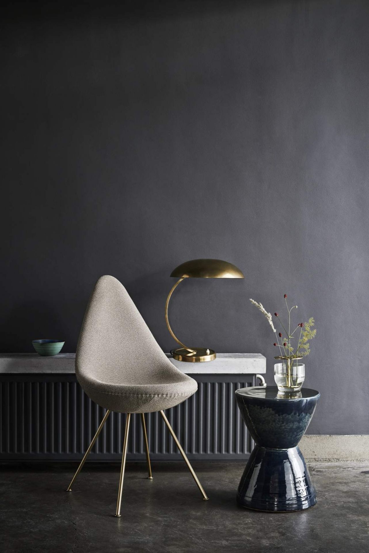 Beiger Drop Stuhl von Fritz Hansen mit goldenem Gestell in modernem Interieur.