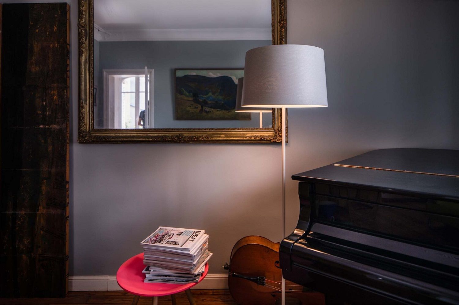 Twiggy Lettura Stehleuchte von Foscarini in einem Wohnzimmer mit Klavier und Spiegel.