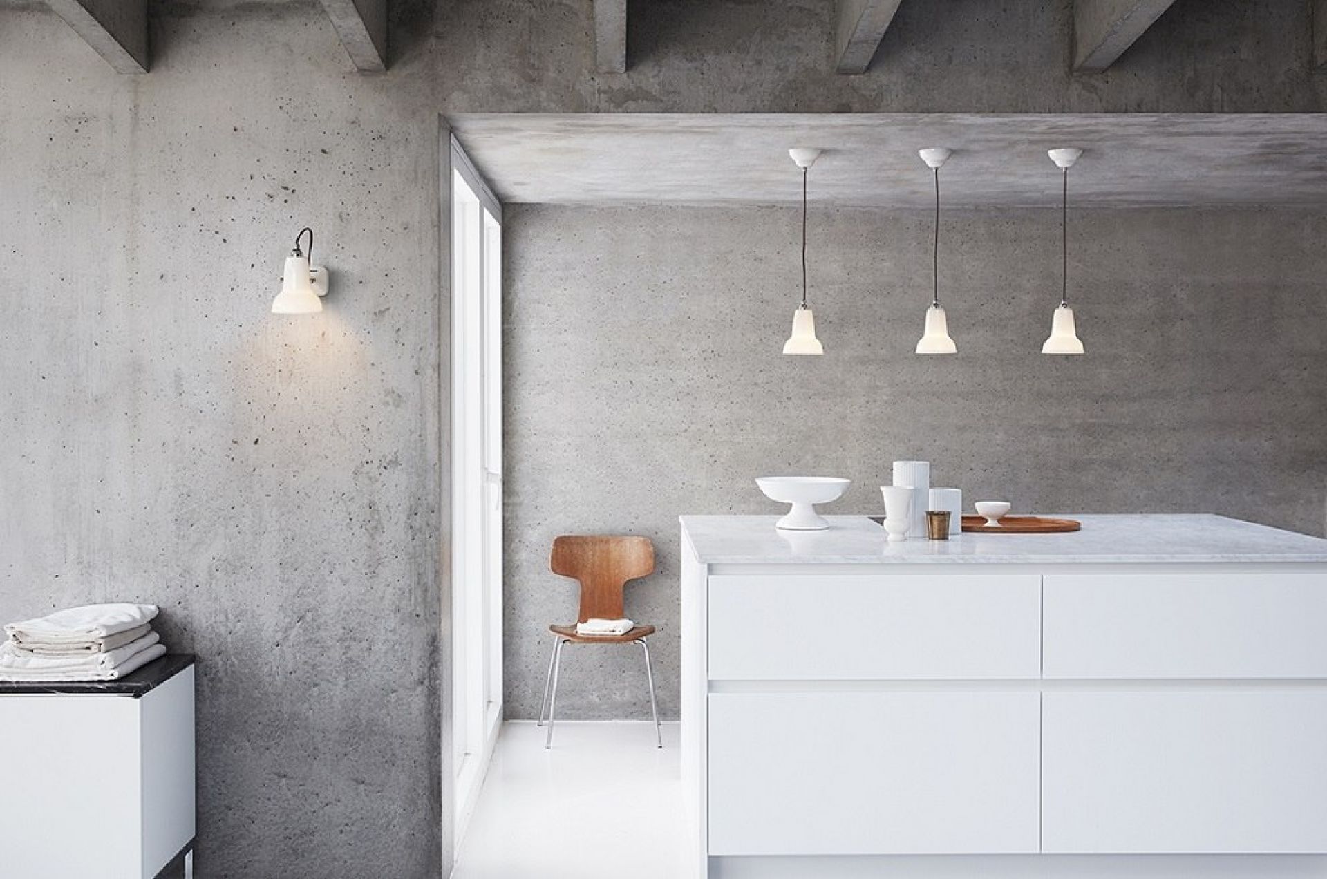 Weiße Anglepoise Original 1227 Mini Wandleuchte an Betonwand in modernem Interieur.