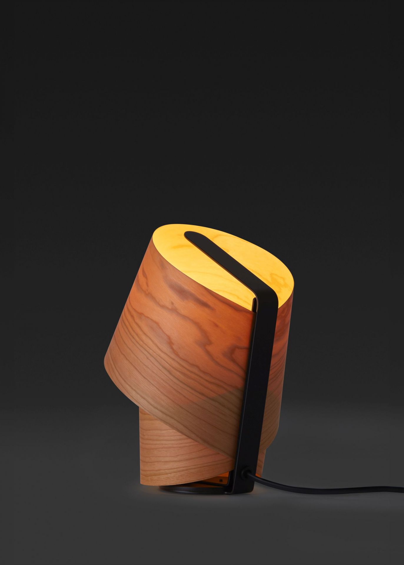 Nahaufnahme der modernen Tiny Tischleuchte von LZF Lamps aus Holz mit schwarzem Metallrahmen.