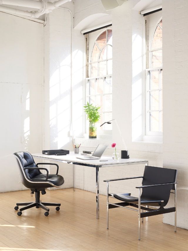Büro mit Pollock Sessel und schwarzem Ledersessel von Knoll International vor weißen Wänden.
