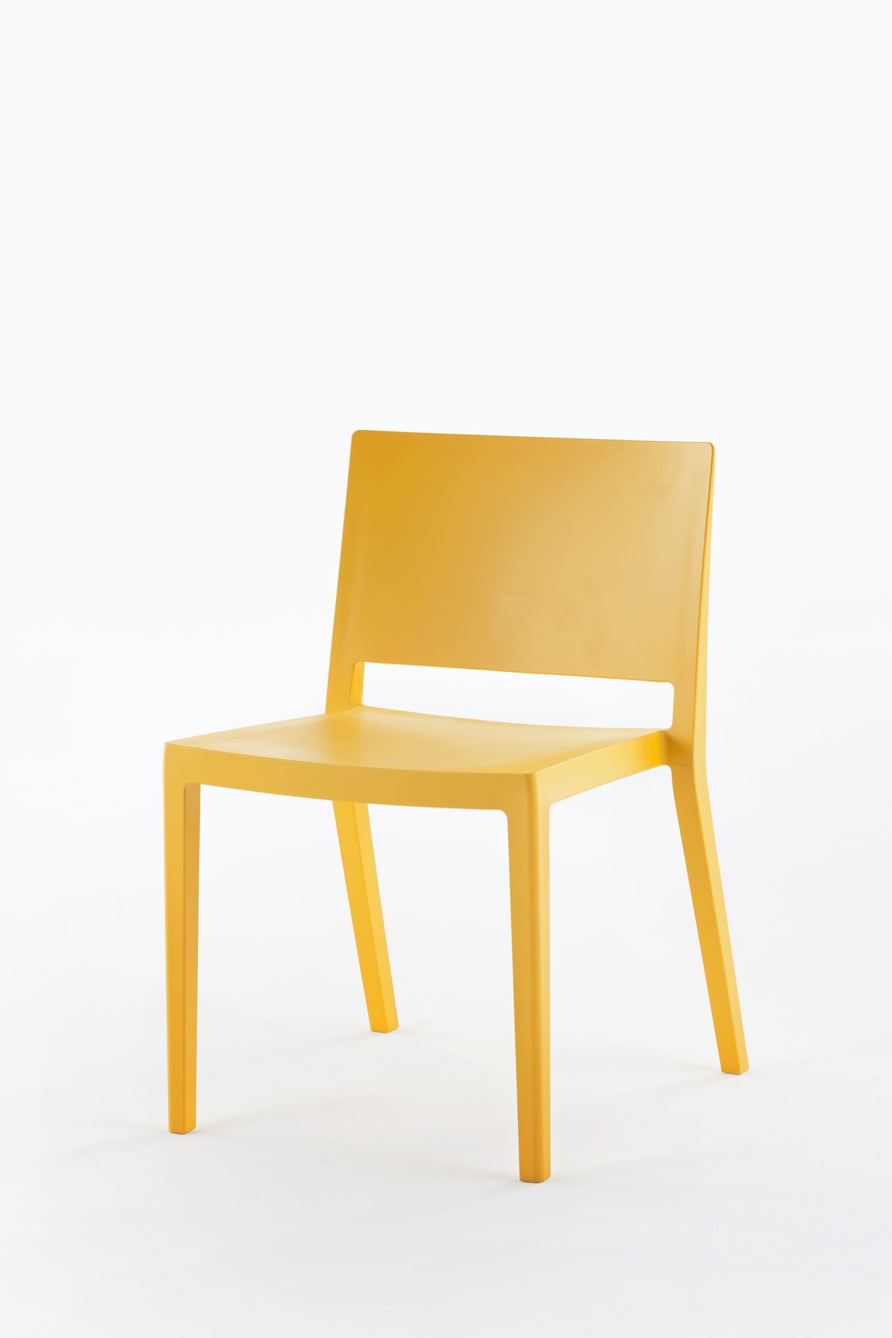 Gelber Lizz Stuhl von Kartell, moderner Designstuhl für Esszimmer und Wohnbereich.