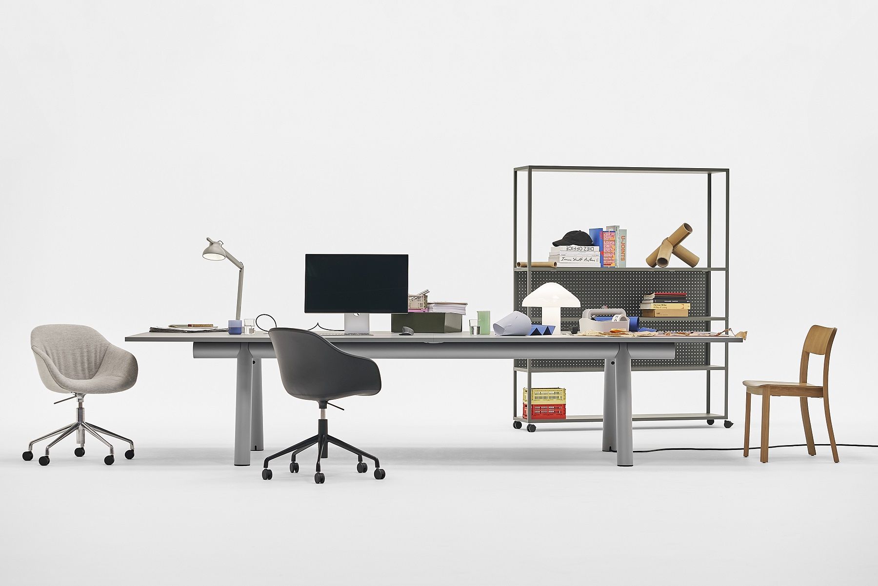 Hay Boa Table Konferenztisch in Grau, mit Bürostuhl und Regal im modernen Büroambiente.