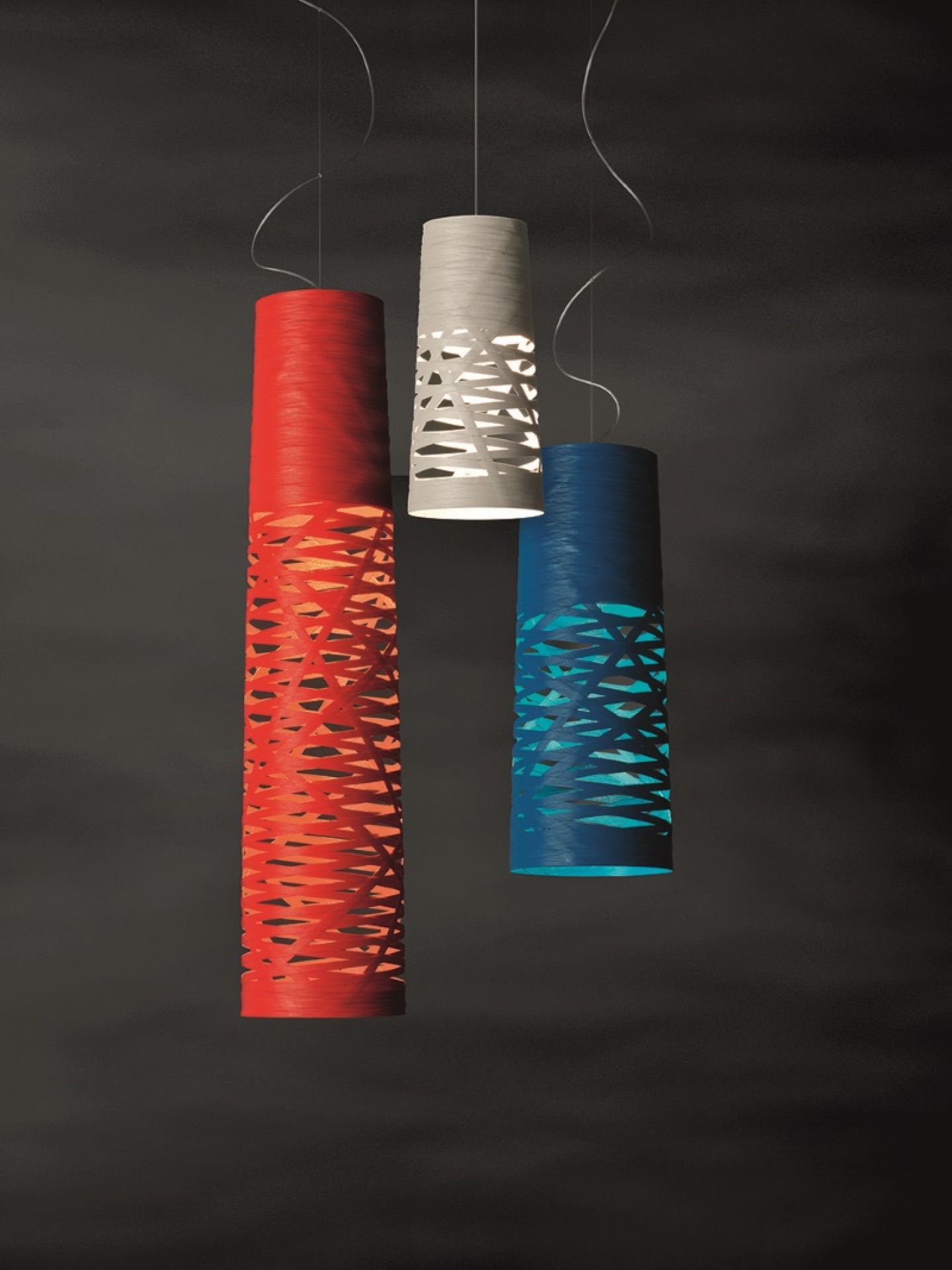 Foscarini Tress Piccola Pendelleuchte in Rot, Weiß und Blau mit markantem, geflochtenem Design für moderne Innenräume.