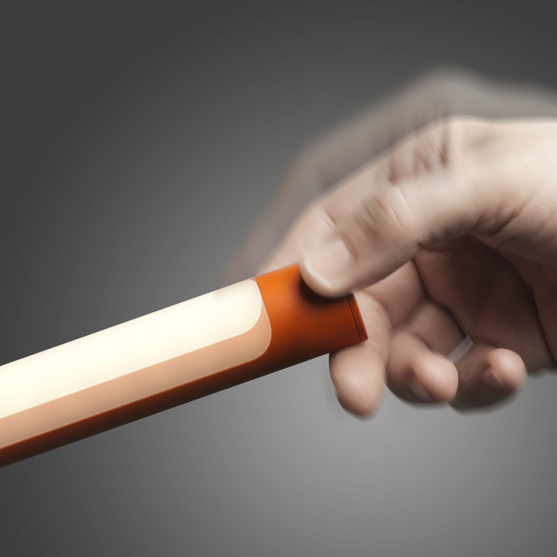 Nahaufnahme einer Hand, die eine orangefarbene Foscarini Tuareg Stehleuchte hält, modernes Design für Wohnzimmer und Büro.