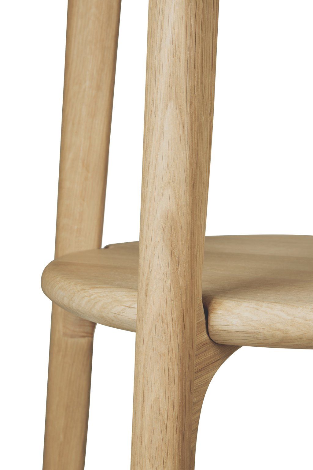 Detailaufnahme des PI Garderobenständers von Ethnicraft aus hellem Eichenholz, modernes Design für Flur und Diele.