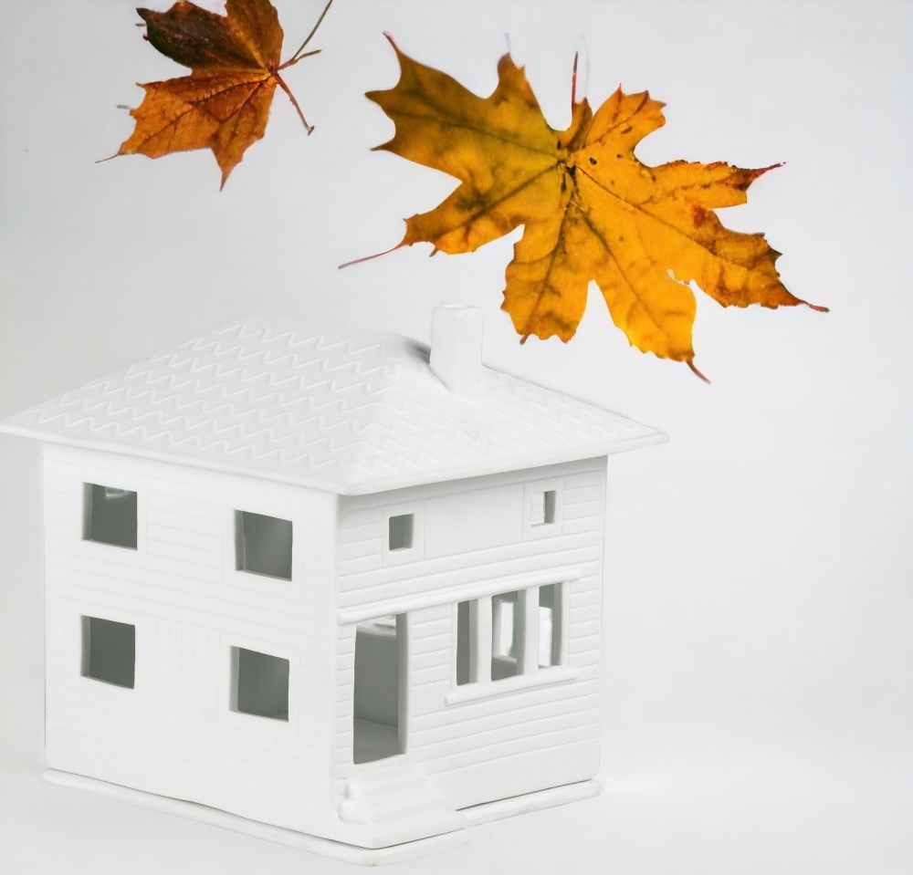 Weißes Lichthaus Stadtvilla von Räder mit Herbstlaub im Hintergrund, stimmungsvolle Dekoration für Zuhause.