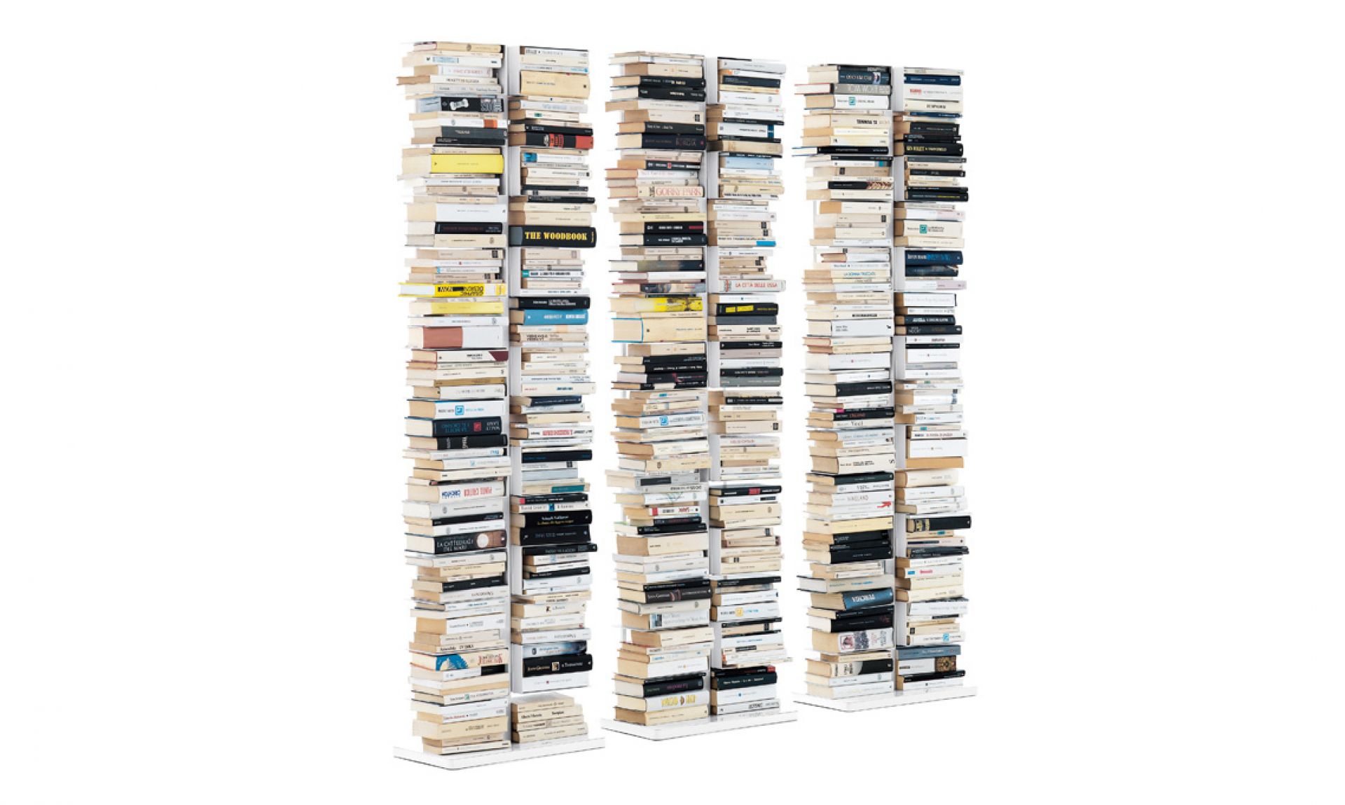 Drei weiße Ptolomeo Bücherregale, gefüllt mit Büchern, bilden eine moderne Bücher/CD-Säule.