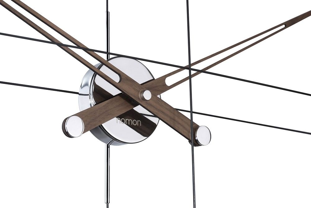 Detailaufnahme der Nomon Delmori Wanduhr mit Holzzeigern und filigranem, schwarzem Drahtgestell. Design Wanduhr für modernes Wohnen.