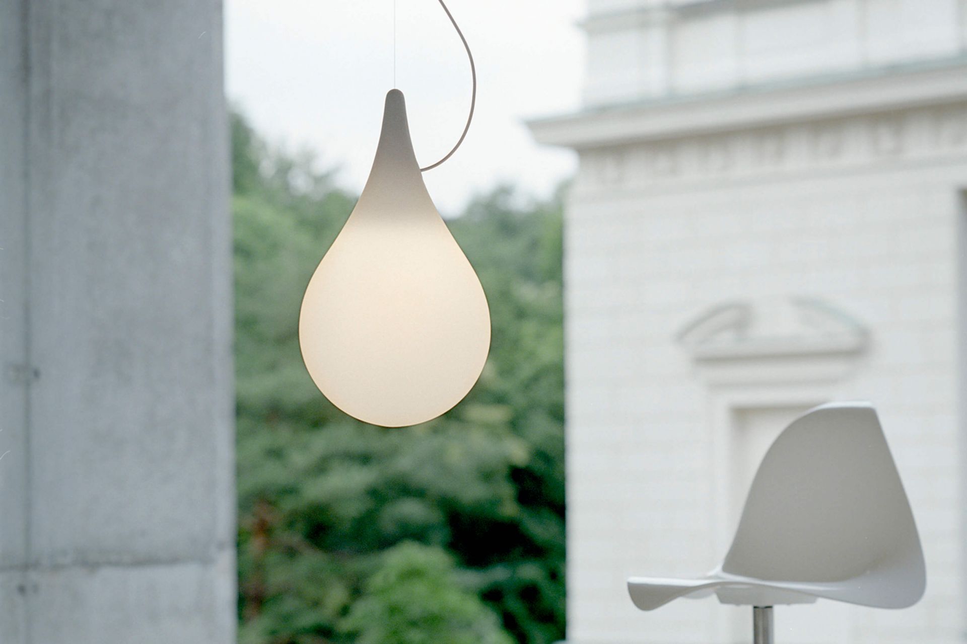 Liquid Light Drop Pendelleuchte: Tropfenförmige Hängelampe für Innenräume, modernes Design, stimmungsvolle Beleuchtung.
