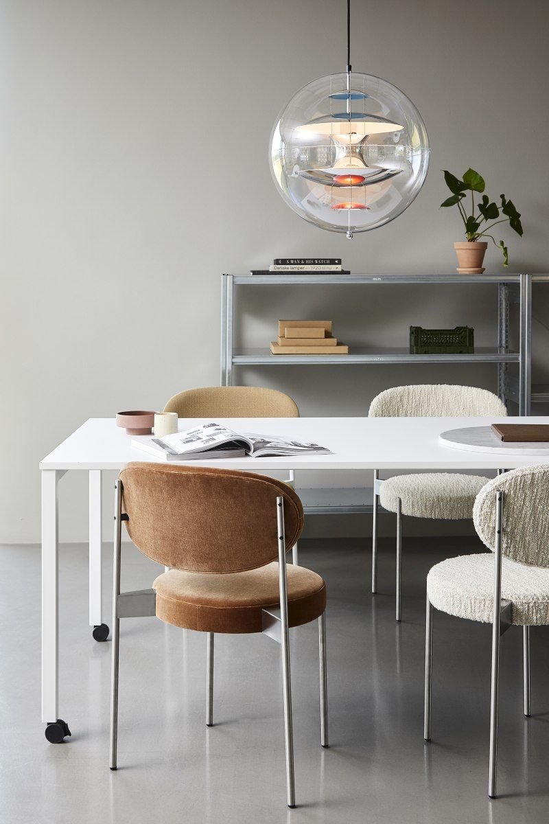 Weißer Panton Move Table Esstisch von Verpan mit Stühlen und Pendelleuchte in modernem Interieur.