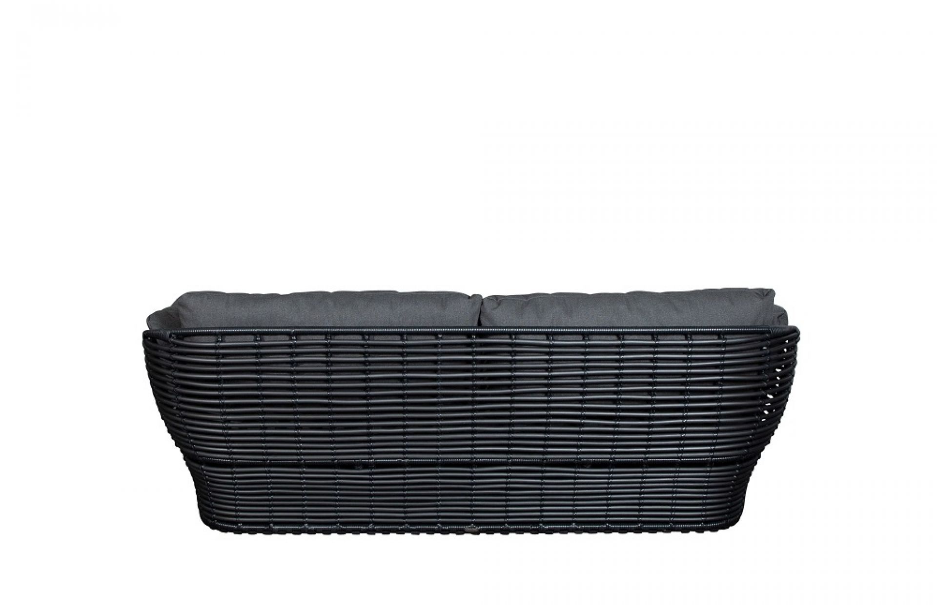 Nahaufnahme des Cane-Line Basket Outdoor Sofas, 2-Sitzer, Graphit Gestell, graue Kissen.