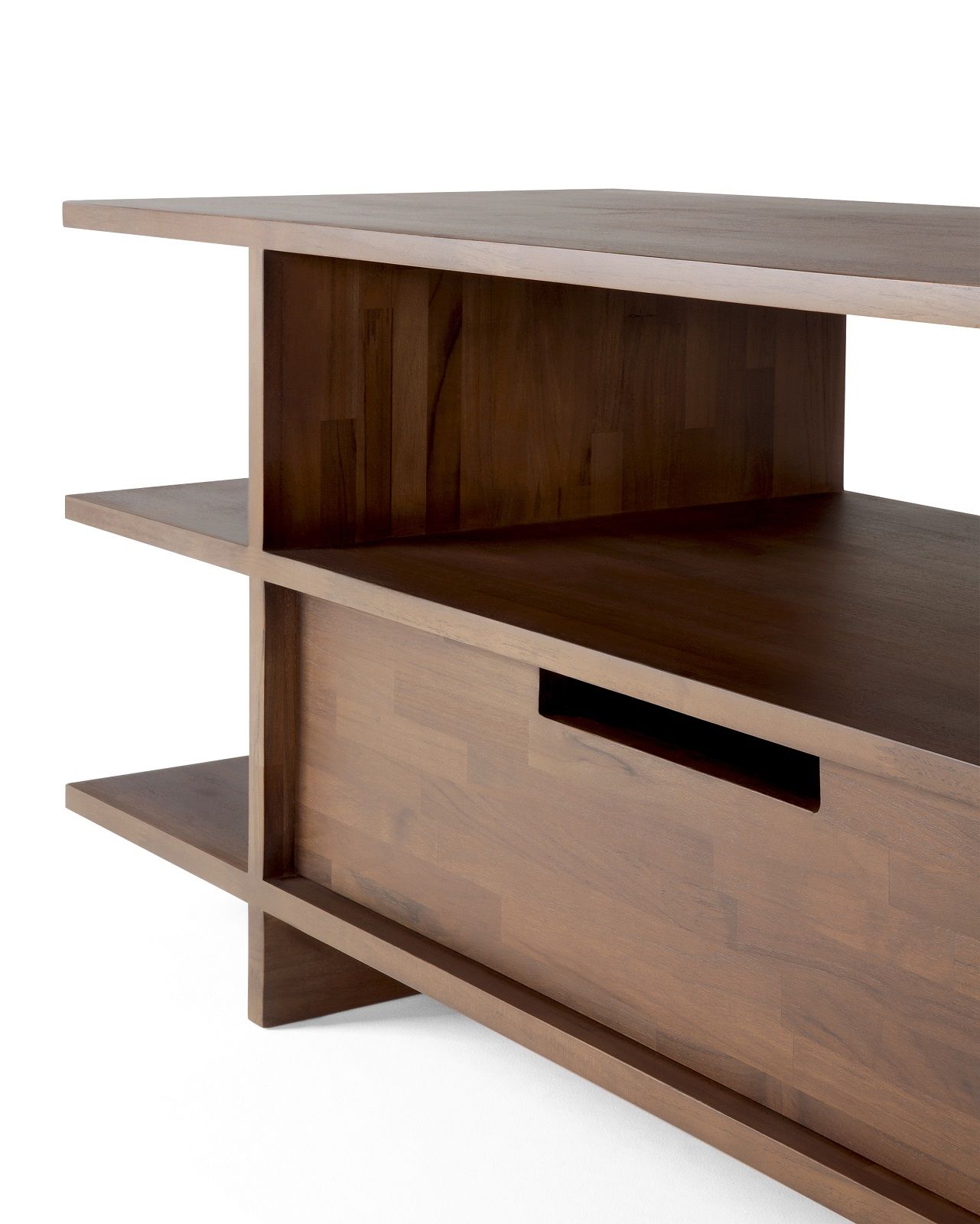 Detailaufnahme der Ethnicraft Kabuki TV Anrichte aus Teakholz mit zwei Schubladen in Dunkelbraun.