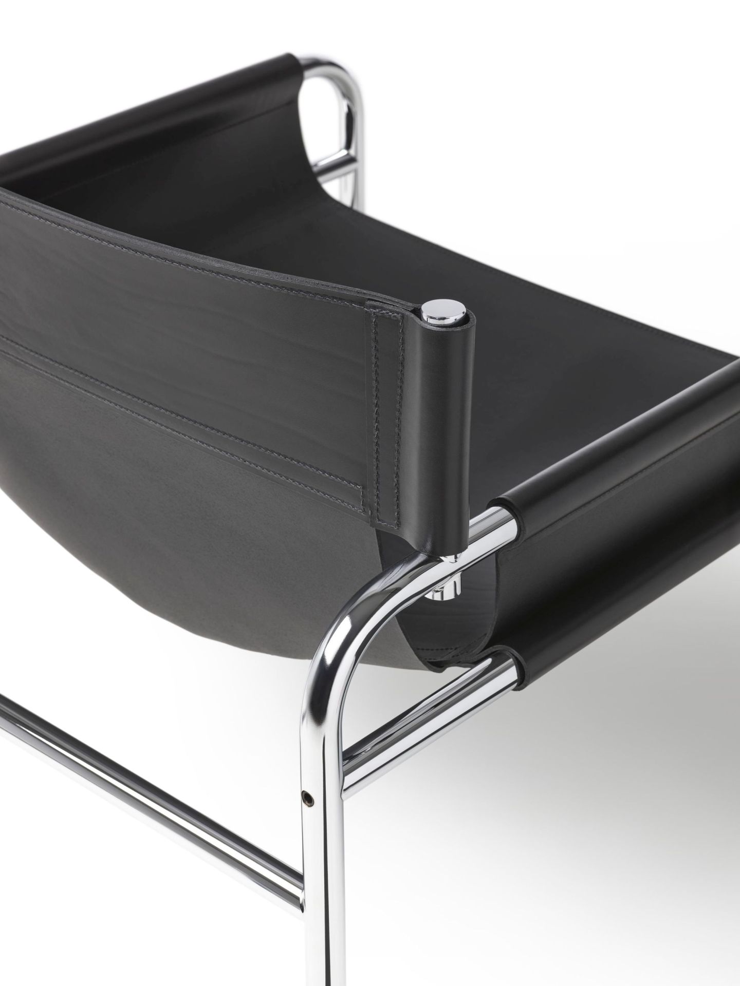 Detailaufnahme des SZ 14 Sessels von Spectrum mit schwarzem Leder und Chromgestell.