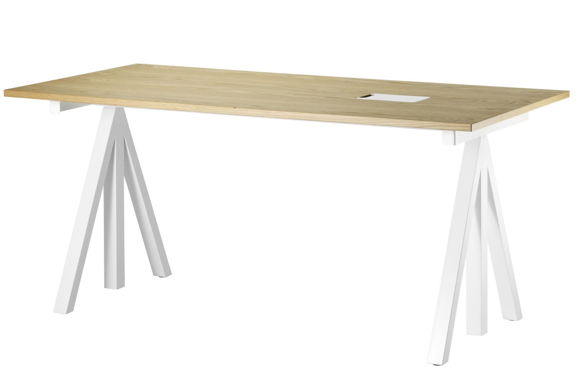 Schreibtisch Fix von String Furniture mit Eichenplatte und weißen, dreibeinigen Gestell für Büro und Arbeitszimmer.