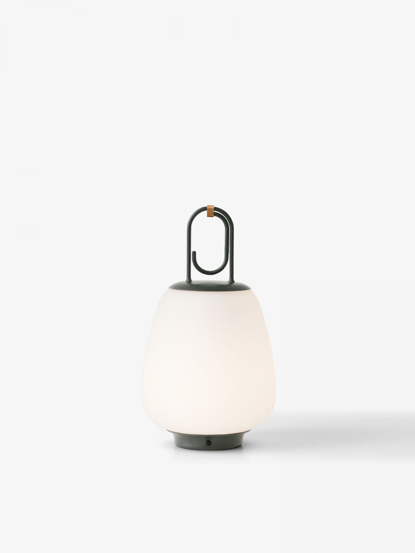 Schwarze Lucca Akkuleuchte von AndTradition: Moderne Tischleuchte für Innen und Außen.