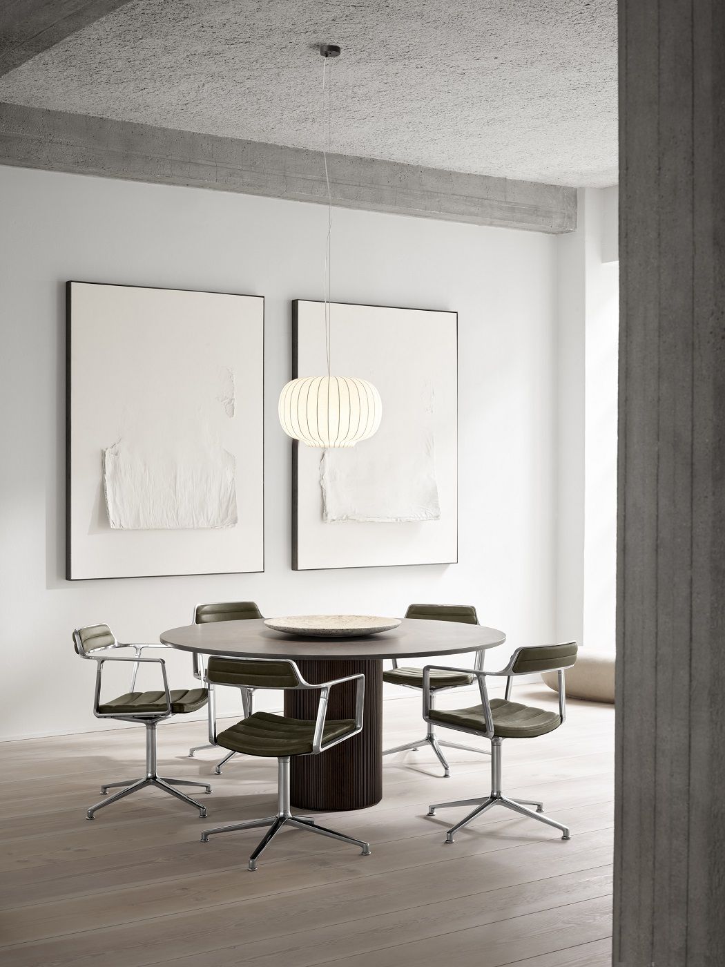 Innenaufnahme: Vipp Cabin Tisch, runde Eiche dunkel, mit Stühlen und Dekoration.