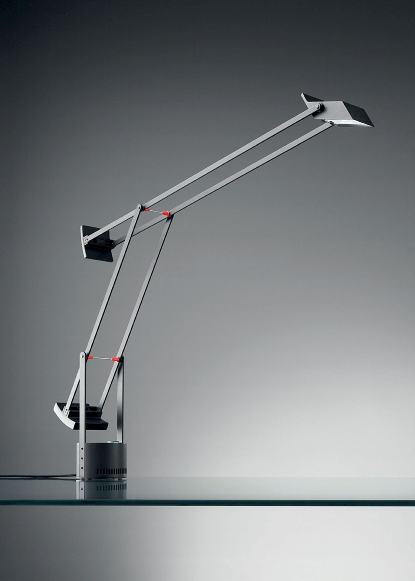 Schwarze Tizio Tischleuchte von Artemide, flexible Arbeitsleuchte mit verstellbarem Arm und modernem Design.