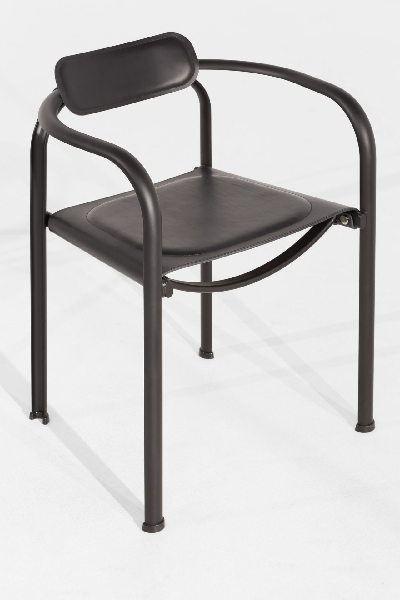 Schwarzer Split Chair SP Stuhl von Tecta mit Lederbezug und Stahlrohrgestell, modernes Möbeldesign.