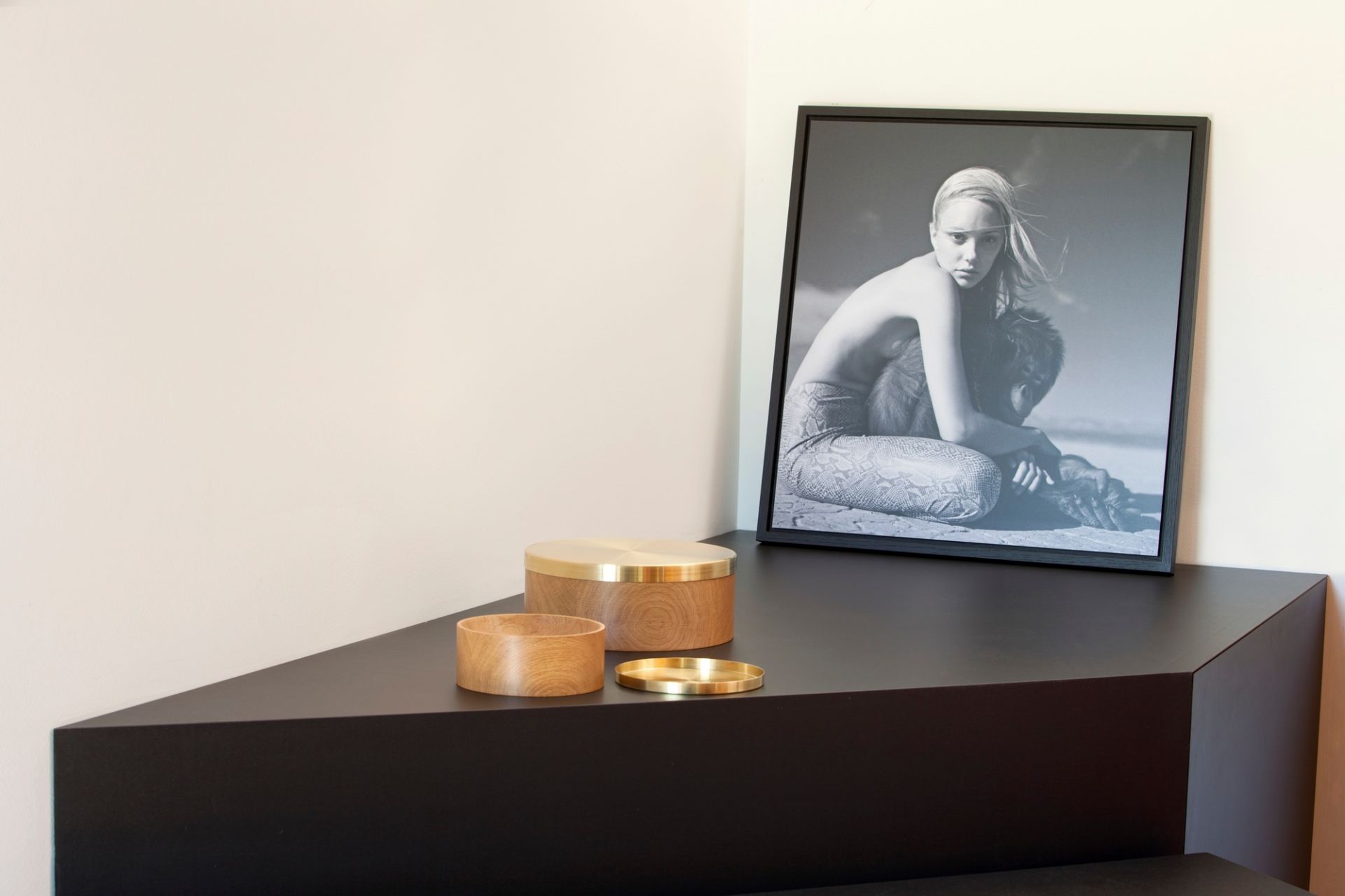 Favius Schale 2er Set aus Holz und Messing auf schwarzem Regal, dekorative Aufbewahrung.