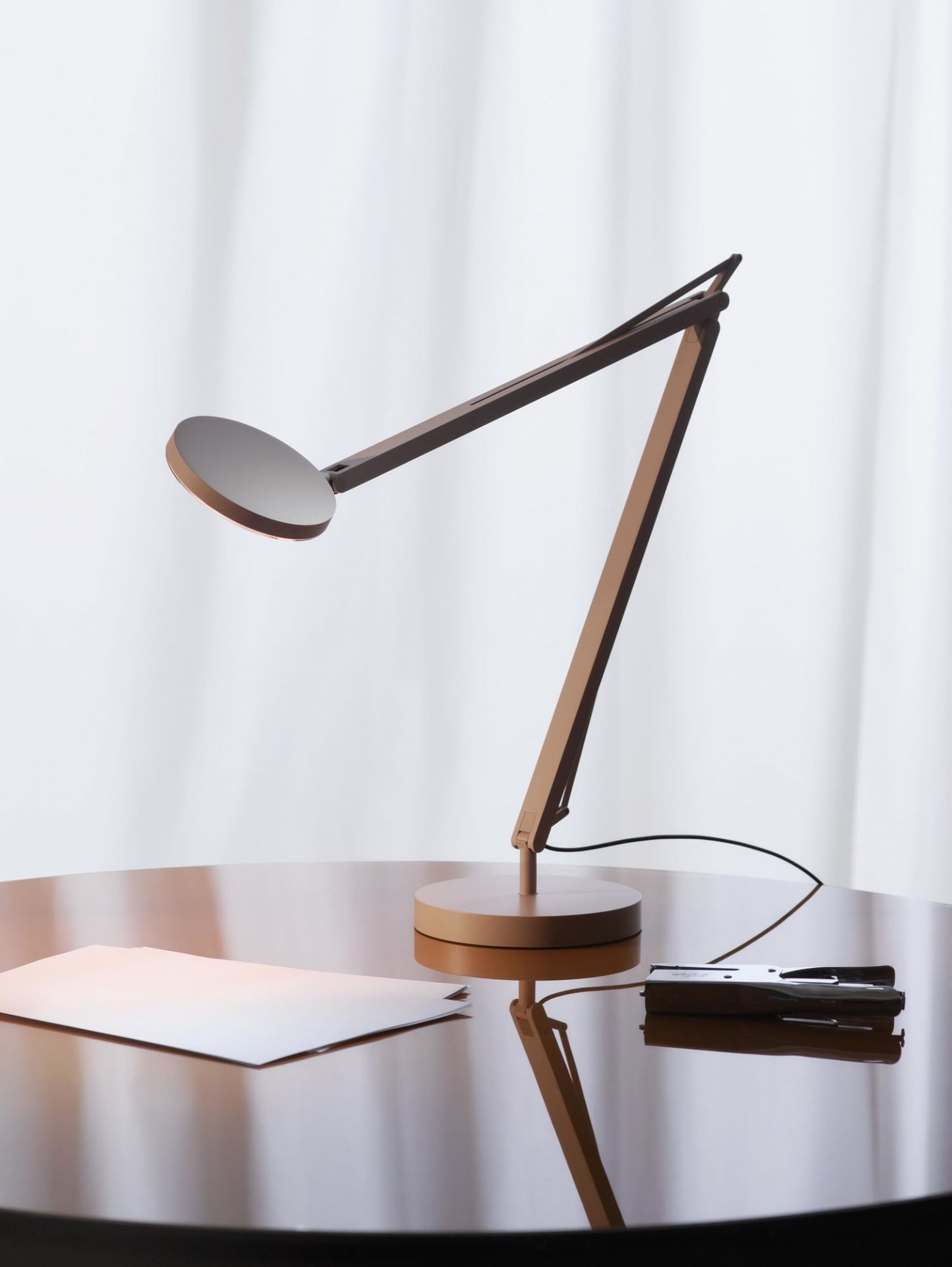 Graue John Tischleuchte auf einem Tisch, modernes Design für Büro und Wohnzimmer.