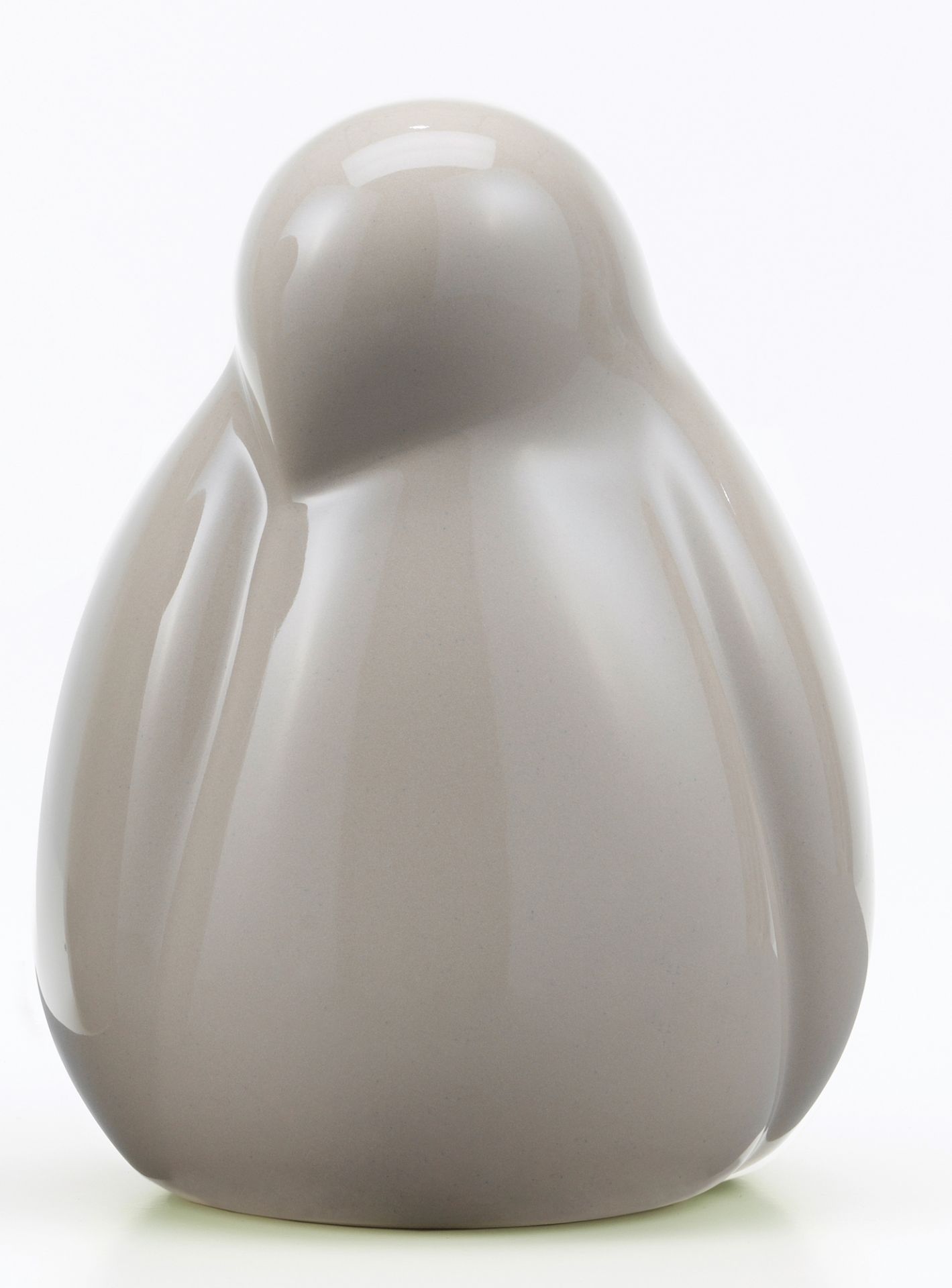 Nahaufnahme der kleinen Vitra Resting Bird Figur in Sand, Keramik Vogel Deko.