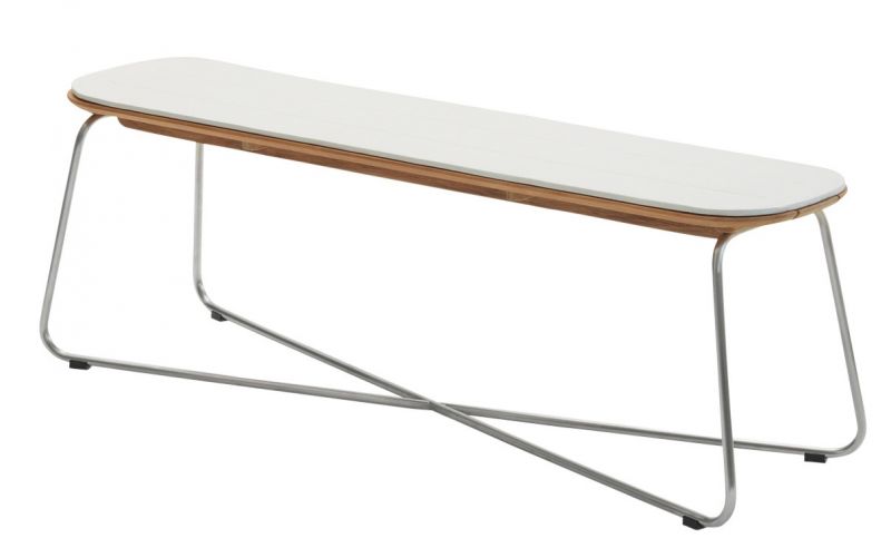 Lilium Bank von Skagerak: Outdoor Sitzbank mit weißem Sitzkissen und Metallgestell.